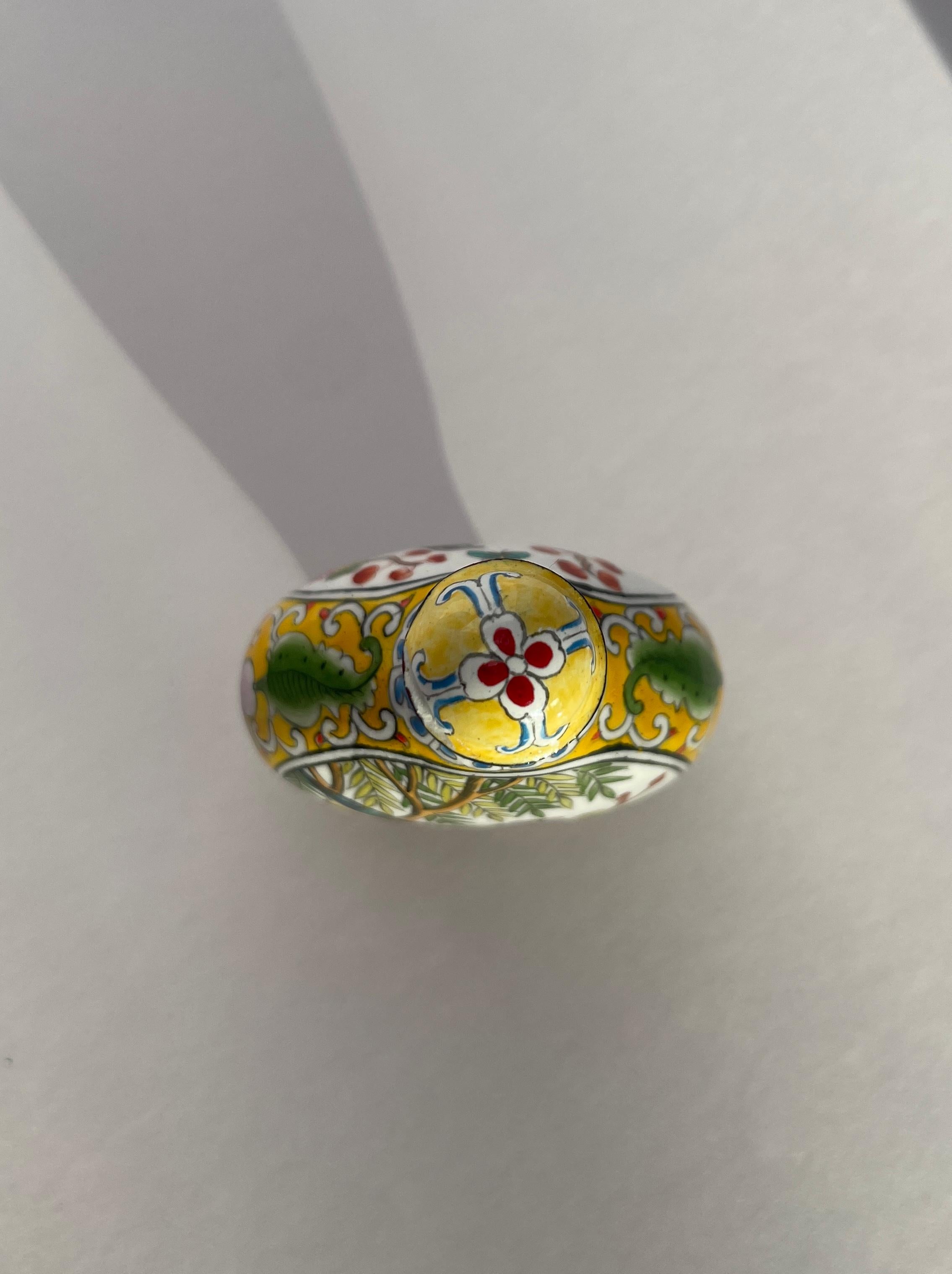 Tabacchiera cinese dipinta a mano con smalto e marchio Qianlong Famille Rose Giallo In condizioni buone in vendita a Palm Beach, FL