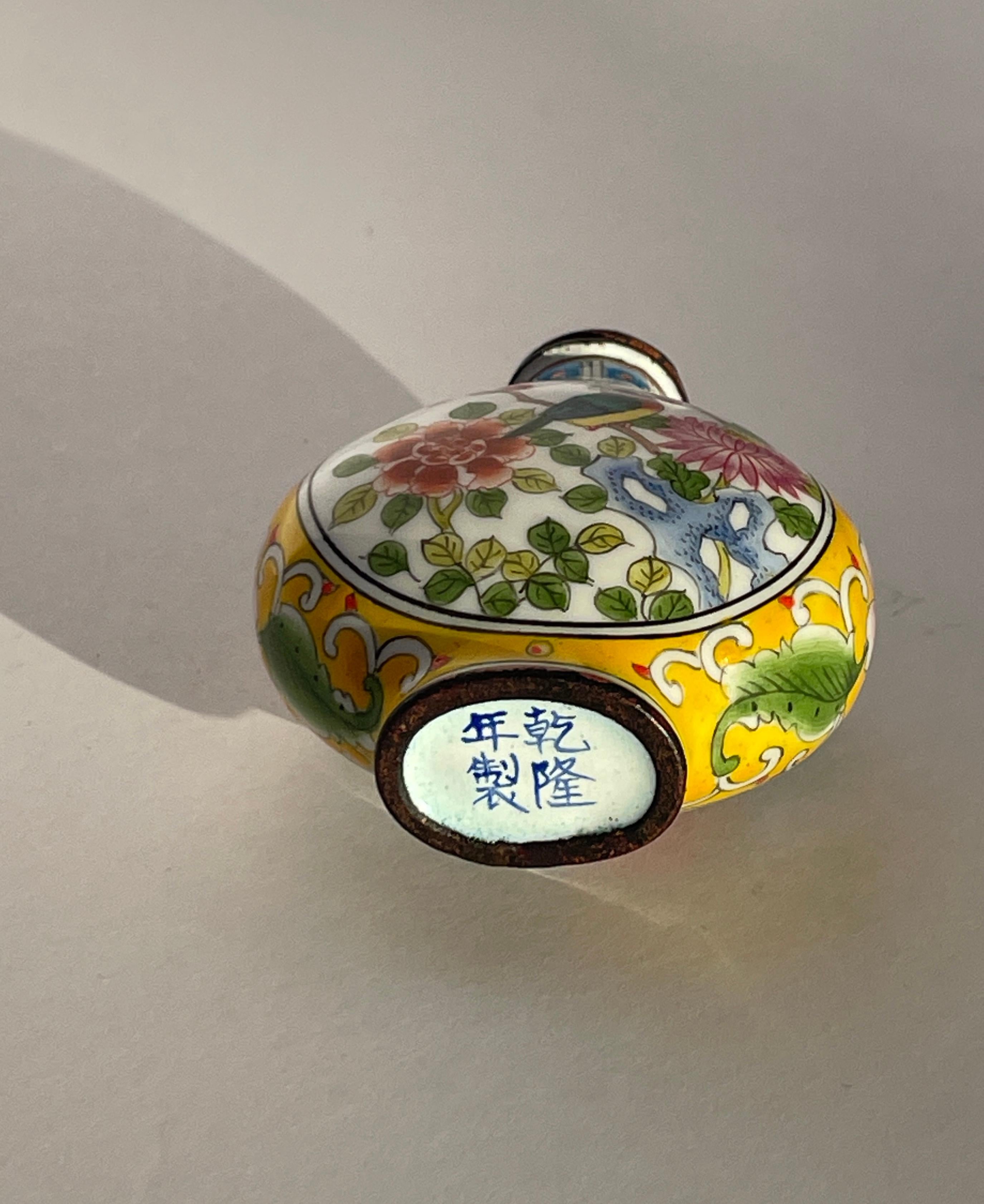 XX secolo Tabacchiera cinese dipinta a mano con smalto e marchio Qianlong Famille Rose Giallo in vendita