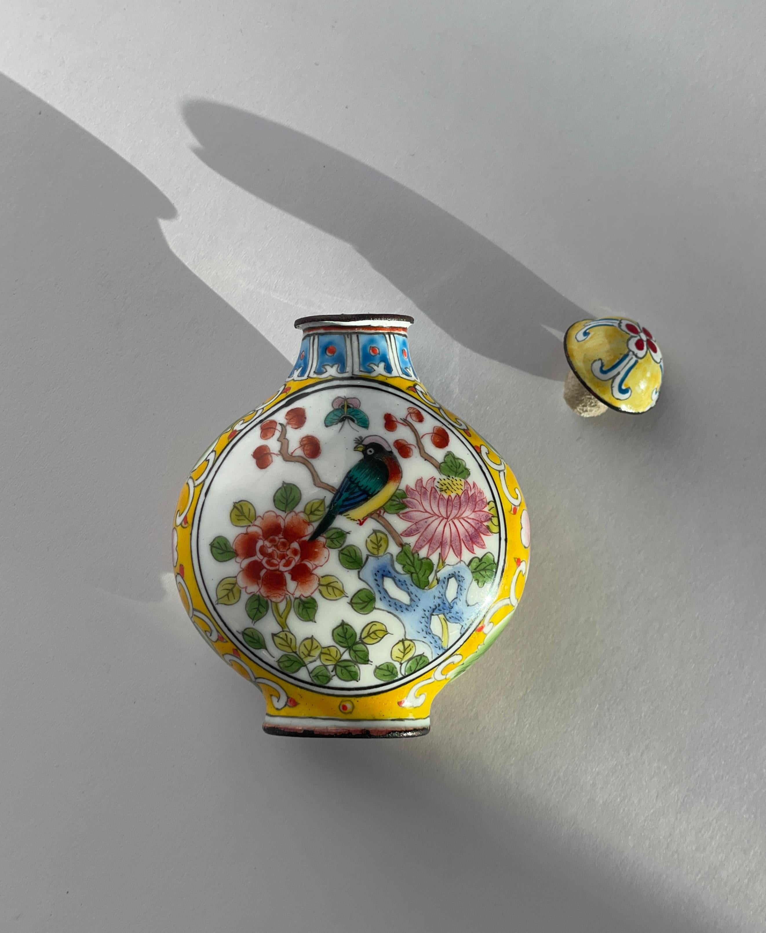Metallo Tabacchiera cinese dipinta a mano con smalto e marchio Qianlong Famille Rose Giallo in vendita