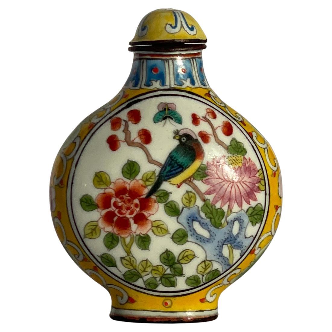 Tabacchiera cinese dipinta a mano con smalto e marchio Qianlong Famille Rose Giallo in vendita