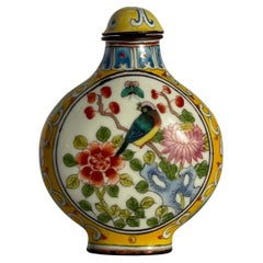 Botella de rapé china pintada a mano con esmalte y marca Qianlong Famille Rose Amarillo