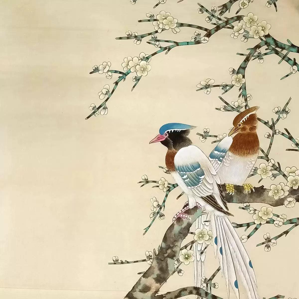 Les peintures chinoises représentant des oiseaux et des fleurs de bon augure constituent un genre important de l'art traditionnel chinois, souvent empreint de profondes significations symboliques et d'une grande importance culturelle.

Les pies sont