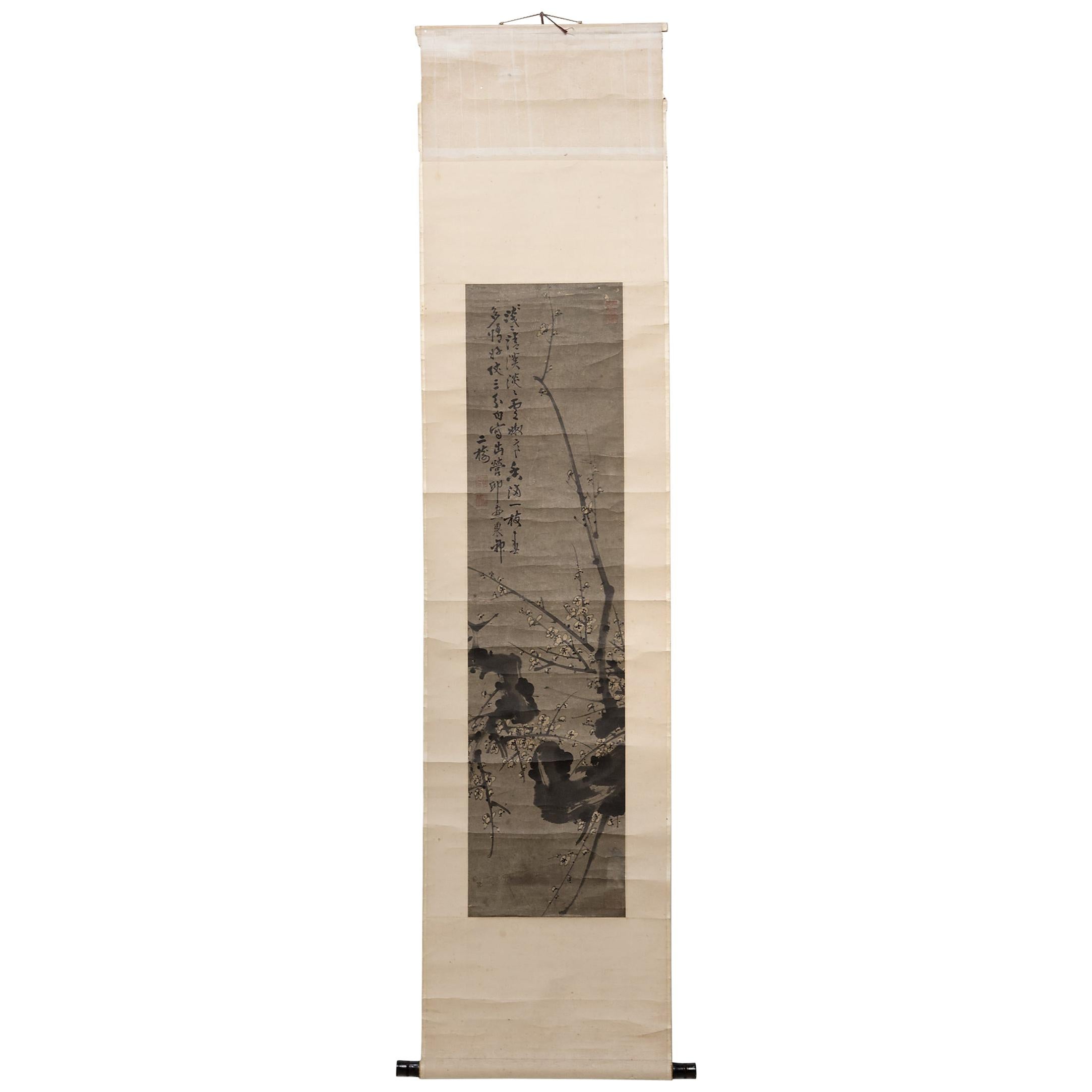 Chinesische hängende Schriftrolle mit Prunuszweigen:: um 1850 im Angebot