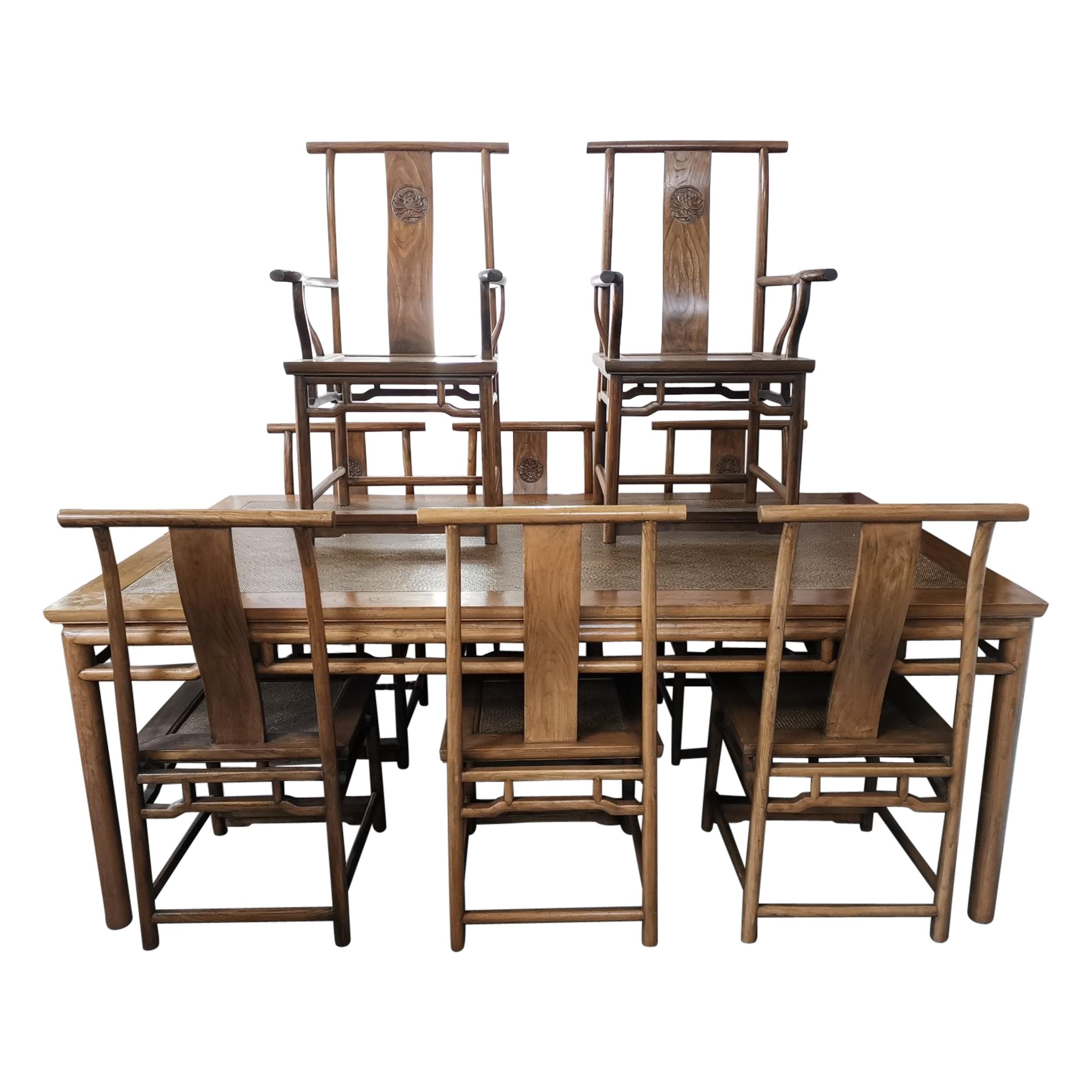 Chinesischer Esstisch aus Hartholz und acht passenden Stühlen, alle mit stilisierter Schnitzerei