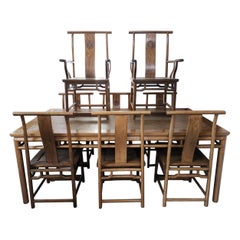 Mesa de comedor china de madera dura y ocho sillas a juego, todas con talla estilizada