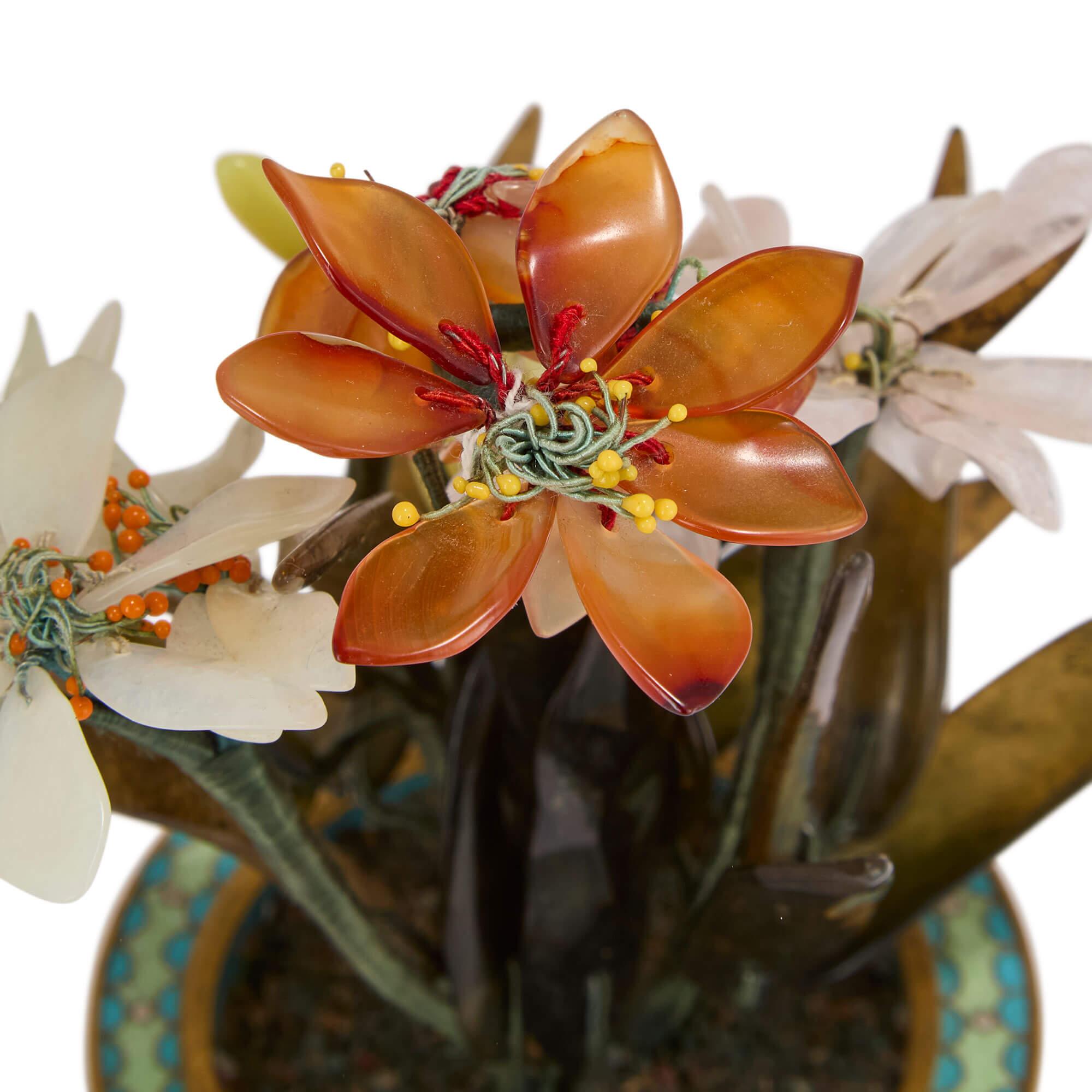 Modèle chinois de fleur en pierre dure et émail cloisonné
Chinois, 20e siècle 
Hauteur 14cm, profondeur 8cm, largeur 8cm

Ce modèle de fleur chinoise, fabriqué au 20e siècle, est un ajout captivant à toute collection de décoration intérieure.

Au