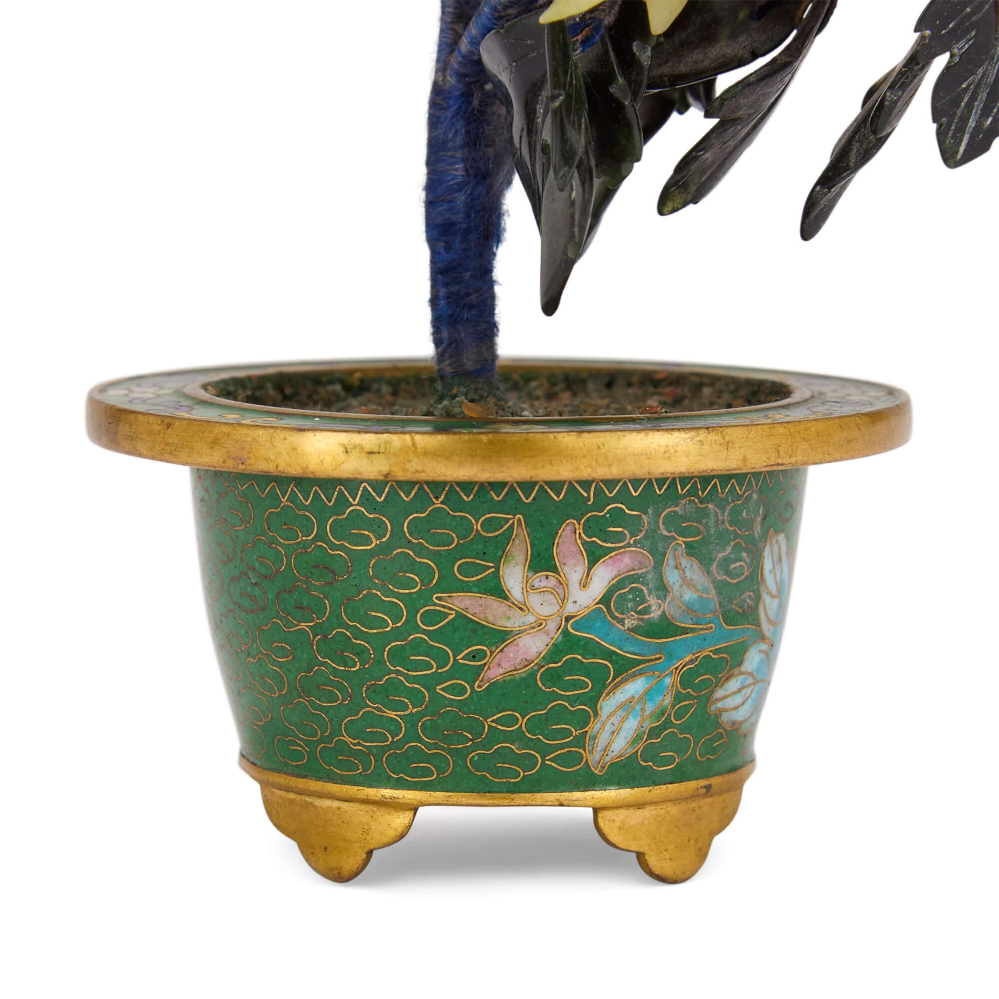Sculpté Modèle de fleur en pierre dure et émail cloisonné de Chine en vente