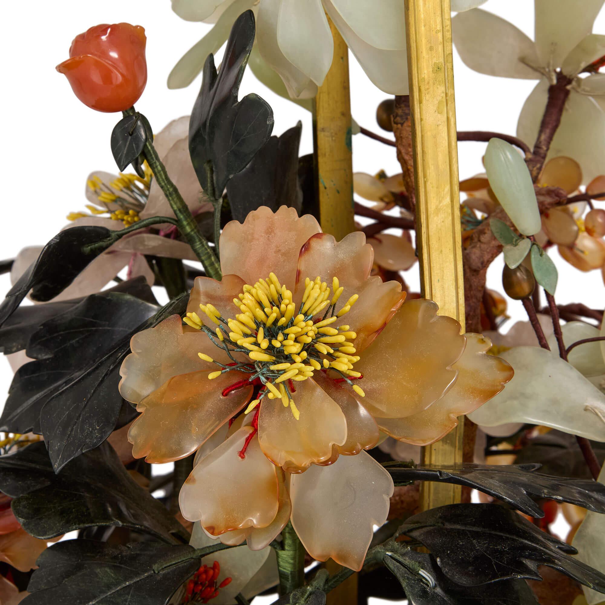 Modello di albero di fiori cinese in pietra dura e smalto cloisonné In condizioni buone in vendita a London, GB