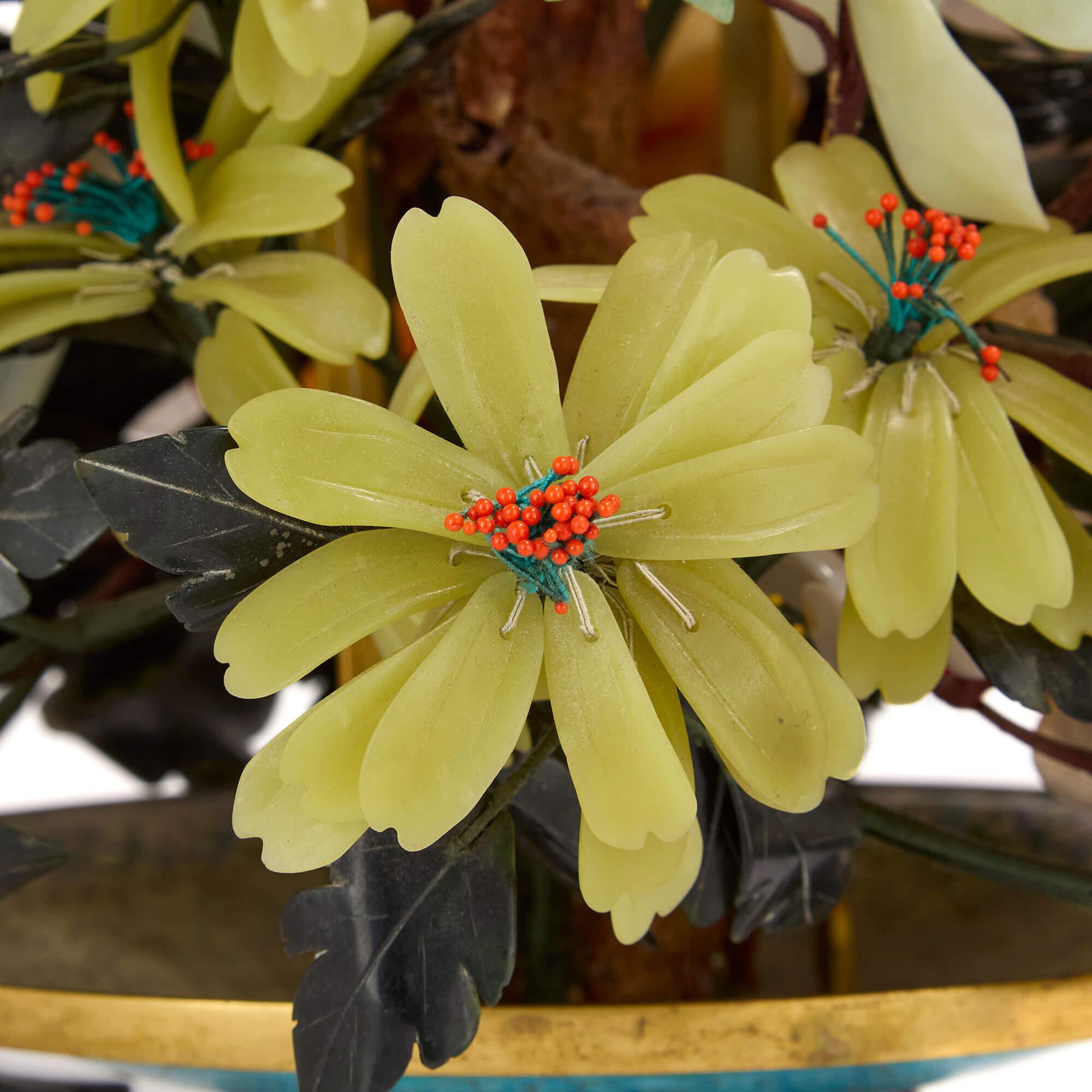 XX secolo Modello di albero di fiori cinese in pietra dura e smalto cloisonné in vendita
