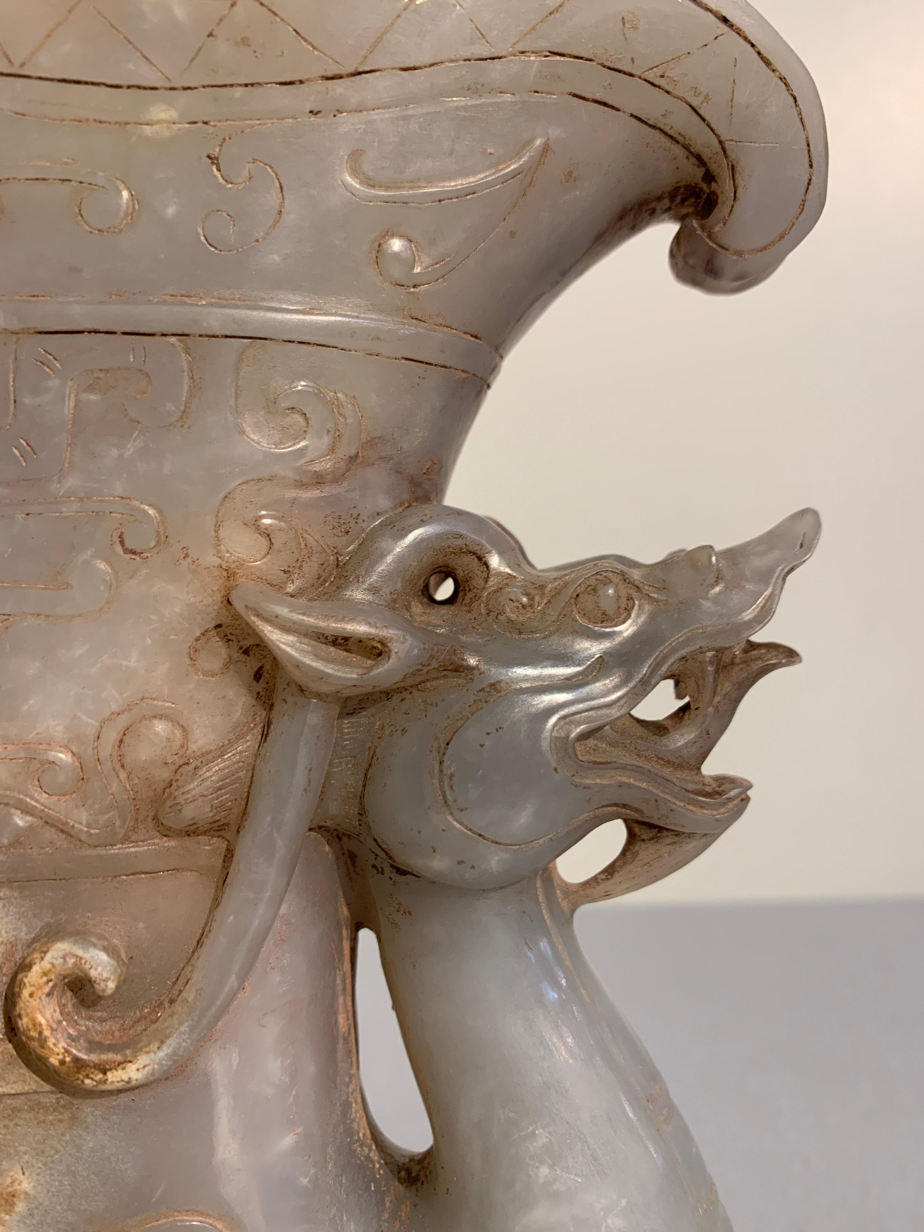 Vase Rhyton en pierre dure sculpté de bête mythique, 20ème siècle en vente 1