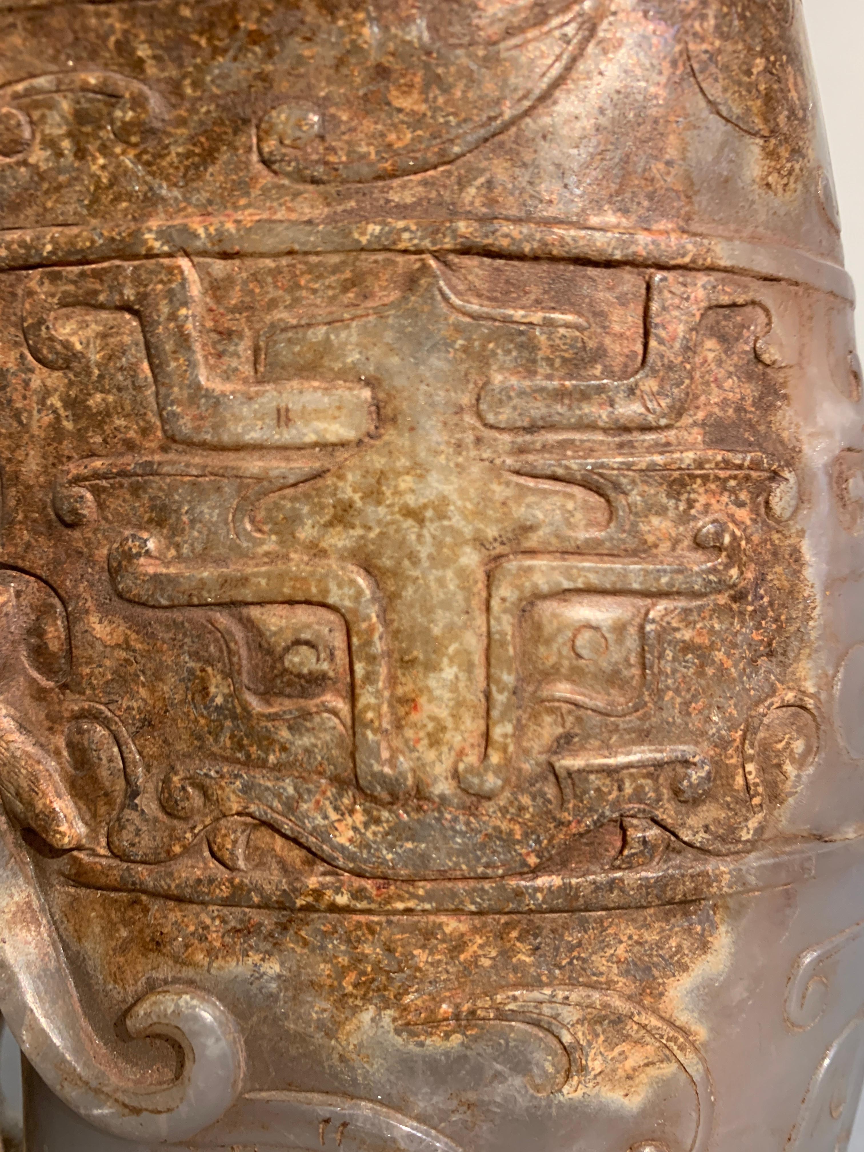 Vase Rhyton en pierre dure sculpté de bête mythique, 20ème siècle en vente 2