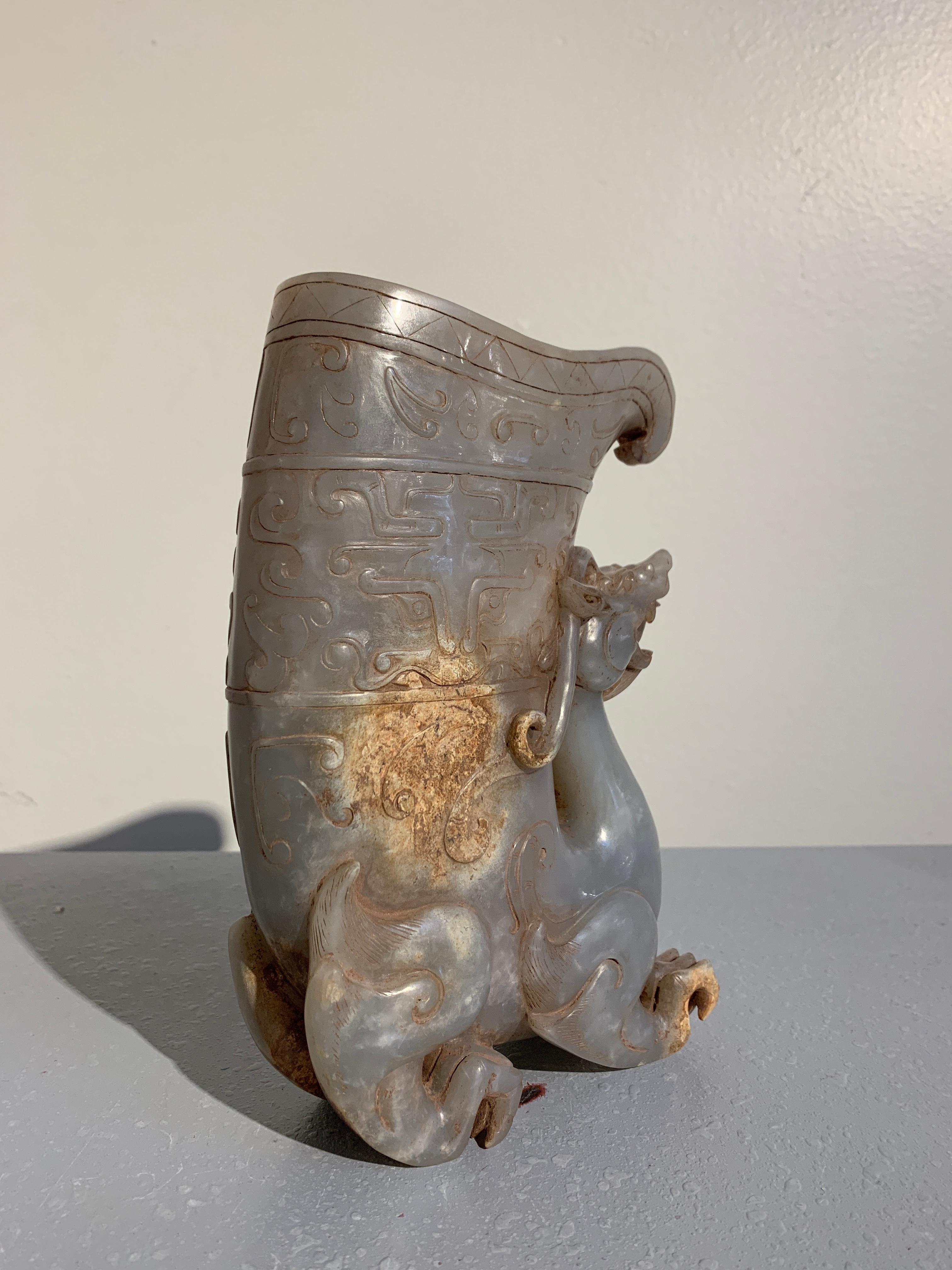 Chinois Vase Rhyton en pierre dure sculpté de bête mythique, 20ème siècle en vente