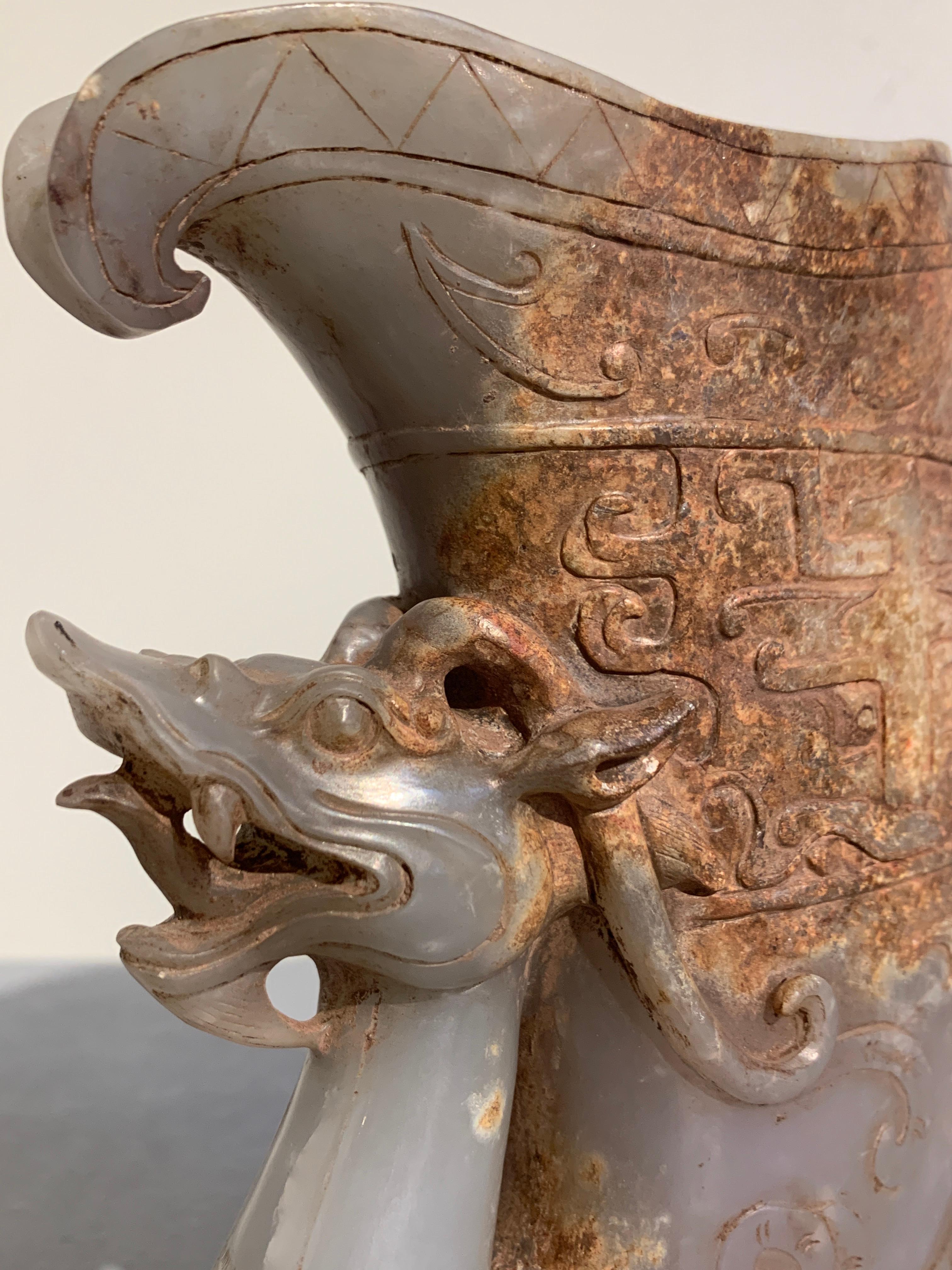 Jade Vase Rhyton en pierre dure sculpté de bête mythique, 20ème siècle en vente