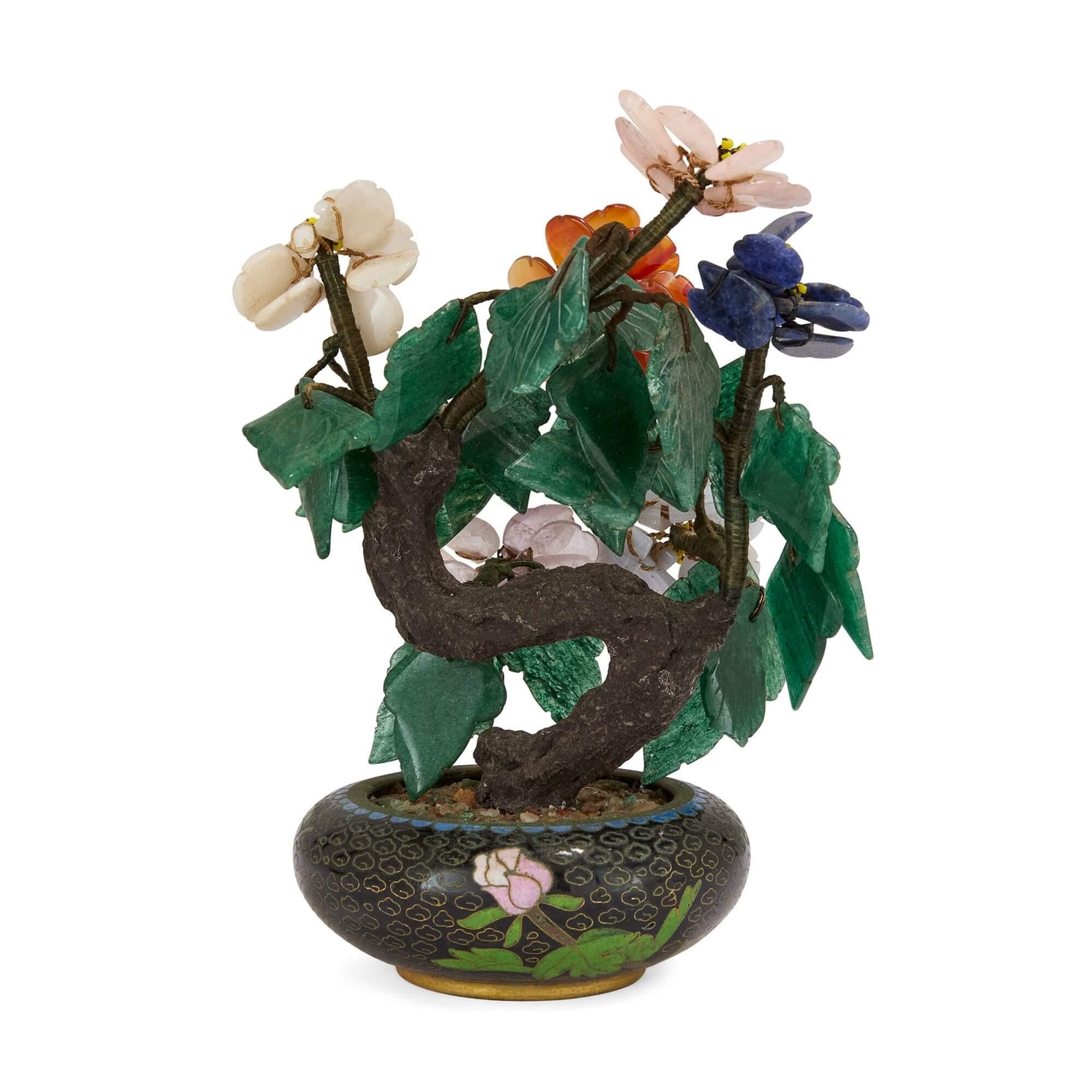 Albero floreale cinese in pietra dura in una fioriera in smalto cloisonné
Cinese, XX secolo 
Altezza 19cm, larghezza 13cm, profondità 11cm

Questo splendido modello floreale combina diverse pietre dure semi-preziose con una piccola fioriera in