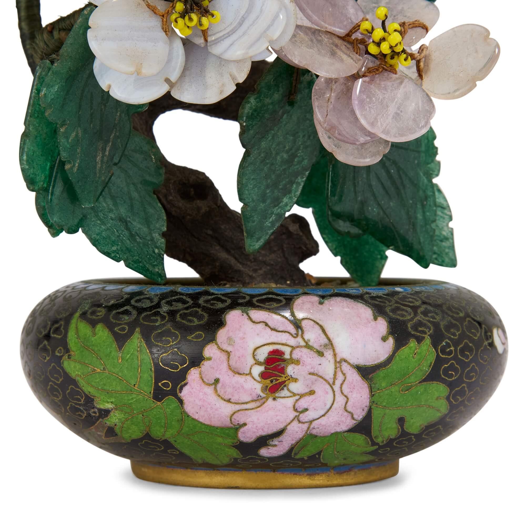 XX secolo Albero floreale cinese in pietra dura in una fioriera in smalto cloisonné in vendita