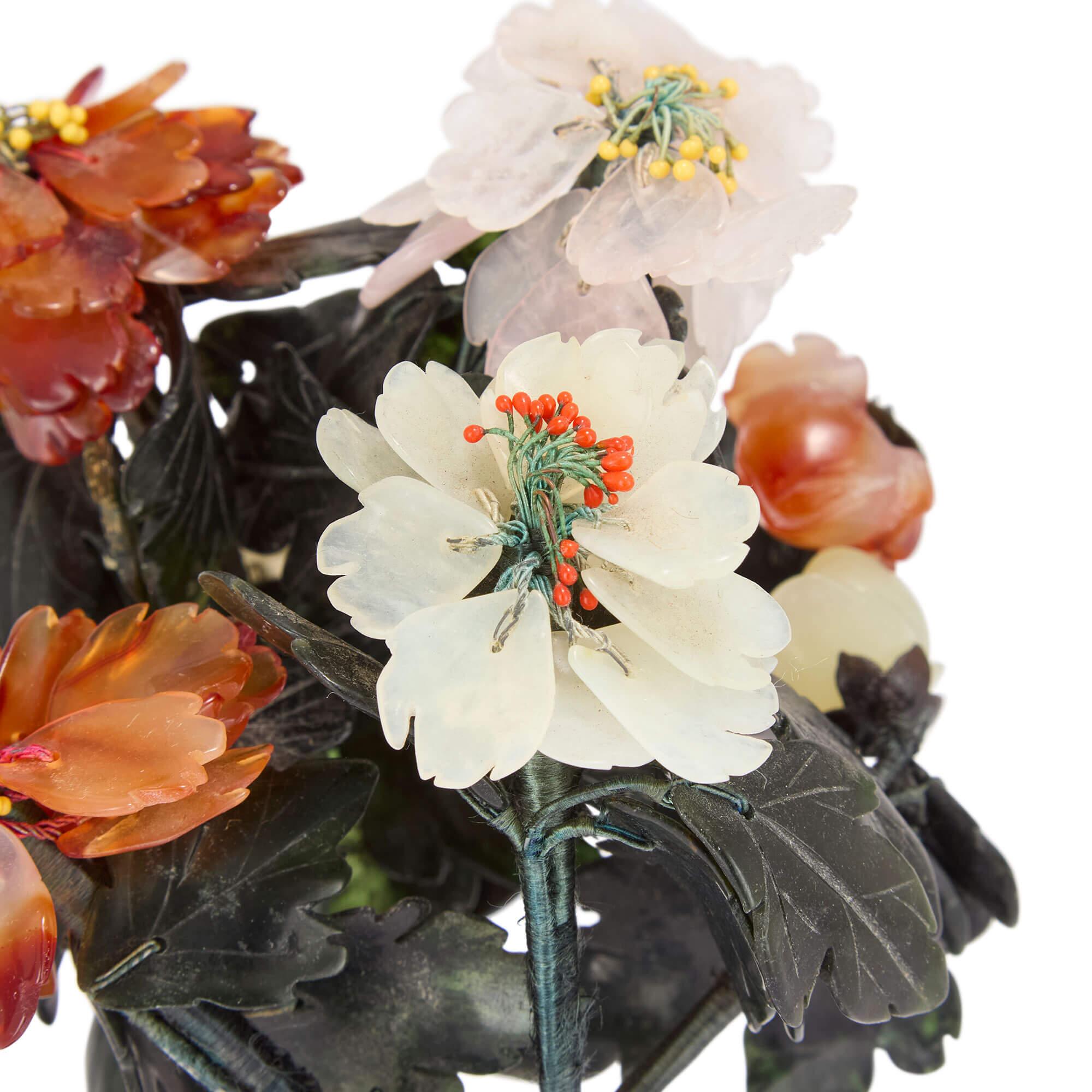 Cinese Modello cinese di fiore in pietra dura in un vaso di fiori in smalto cloisonné in vendita
