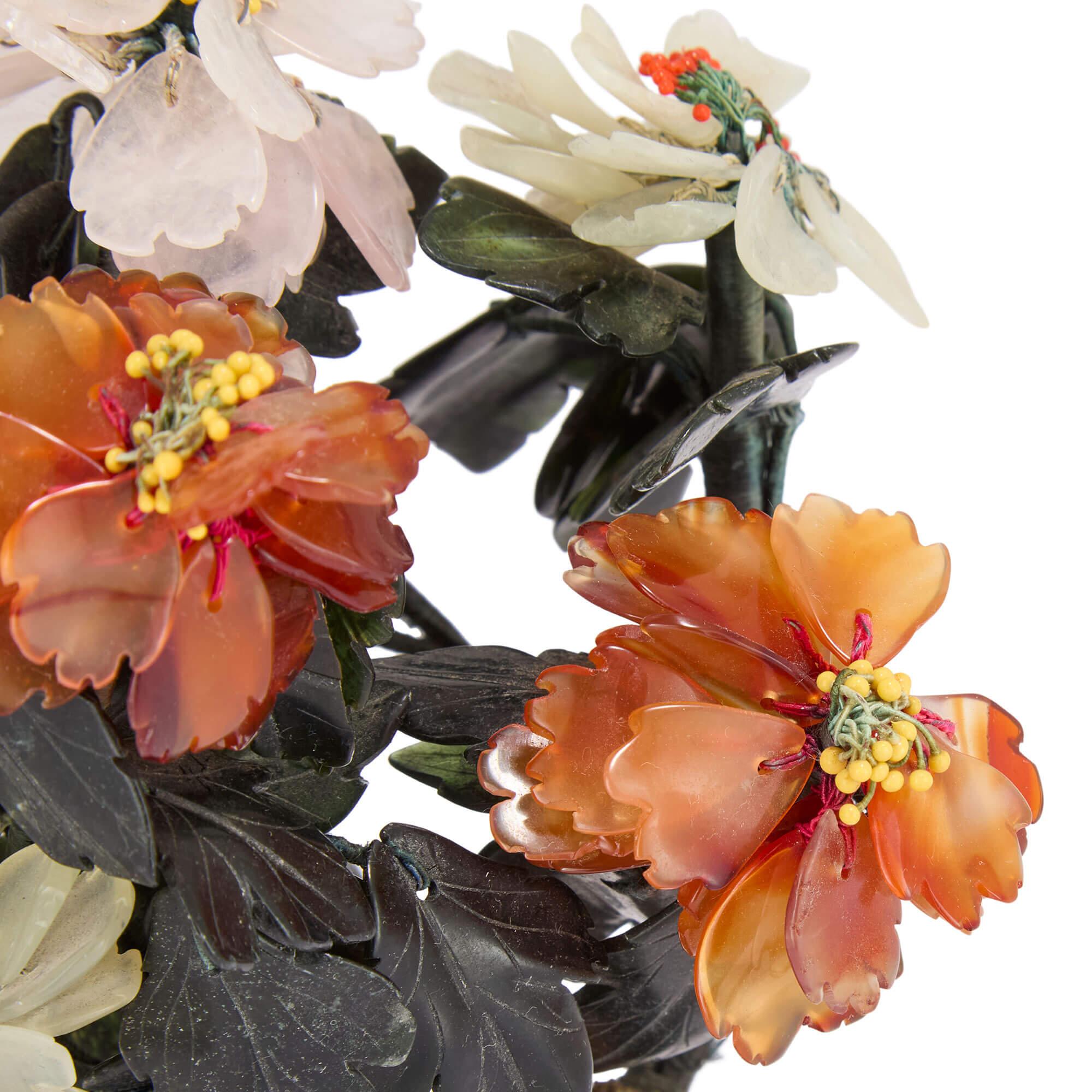 Cloisonné Modello cinese di fiore in pietra dura in un vaso di fiori in smalto cloisonné in vendita