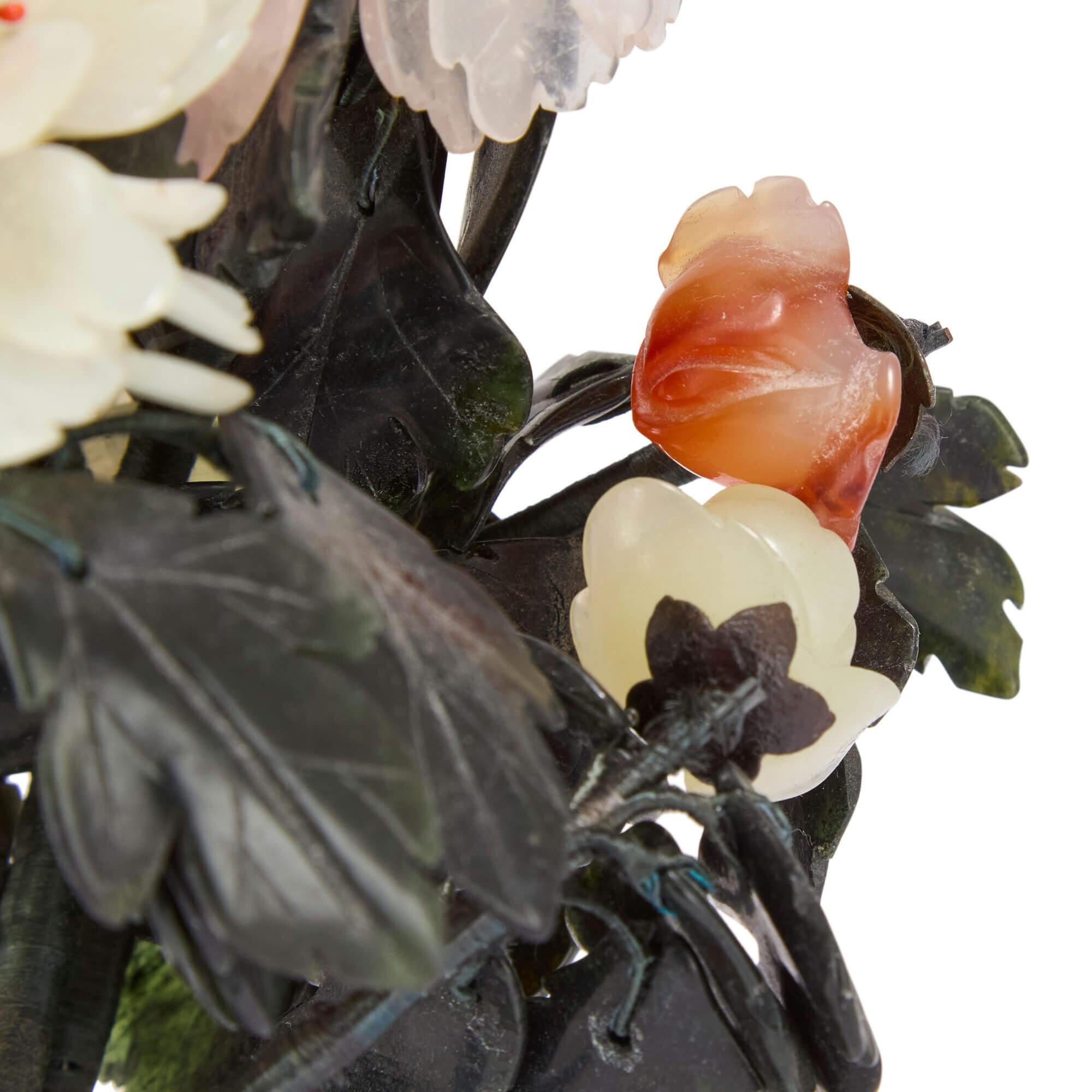 Modello cinese di fiore in pietra dura in un vaso di fiori in smalto cloisonné In condizioni buone in vendita a London, GB