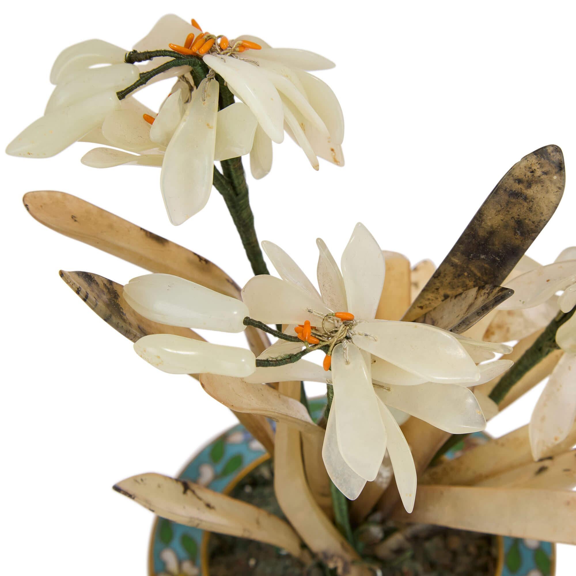 Sculpté Modèle de fleur en pierre dure chinoise dans une jardinière en émail cloisonné en vente