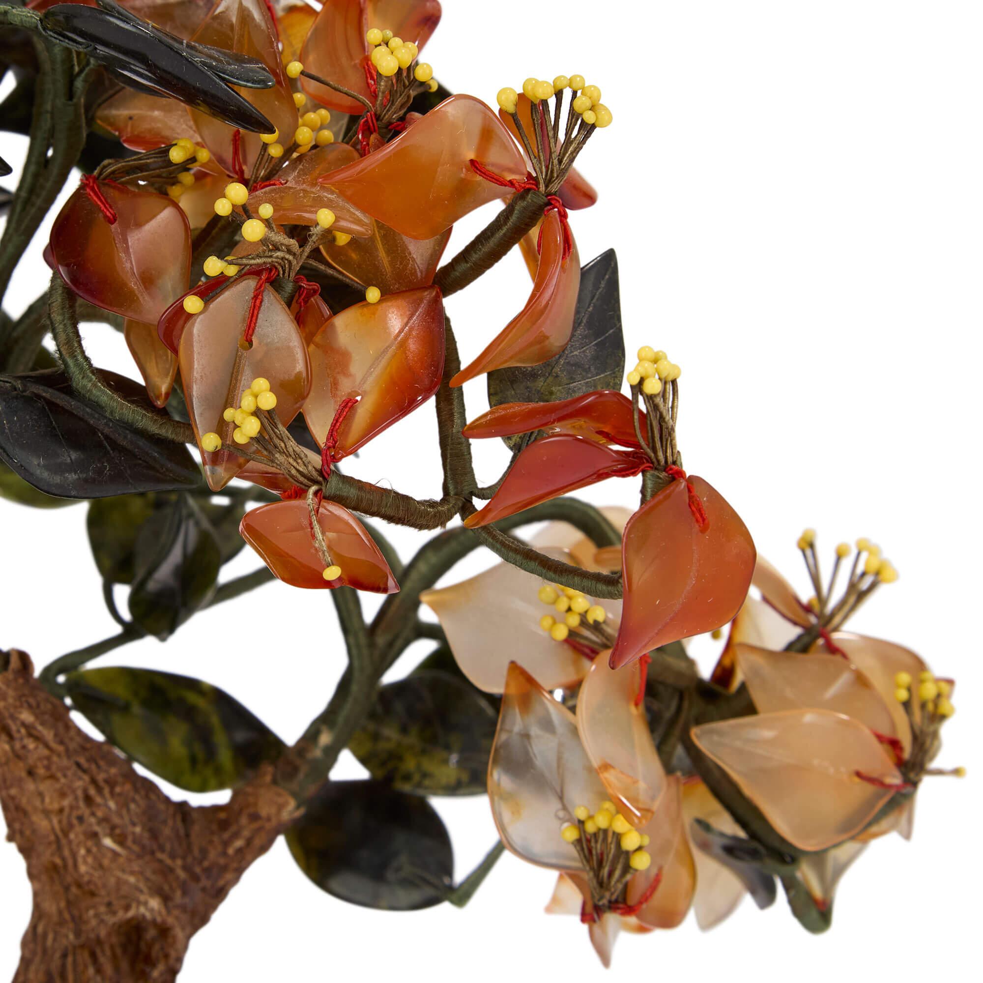 Intagliato Modello cinese di fiore in pietra dura in un vaso con smalto cloisonné in vendita