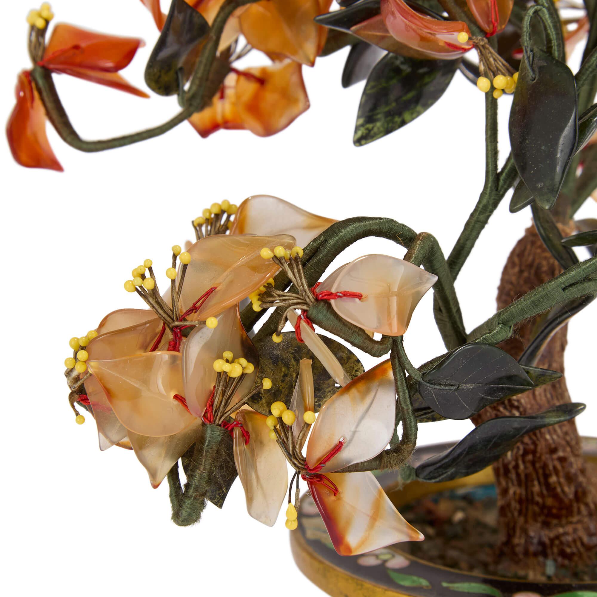 Modello cinese di fiore in pietra dura in un vaso con smalto cloisonné In condizioni buone in vendita a London, GB