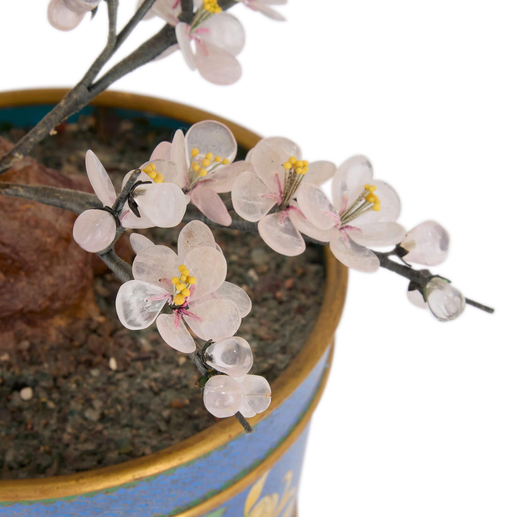 Chinois Modèle chinois de fleur de cerisier en pierre dure dans une jardinière en émail cloisonné en vente