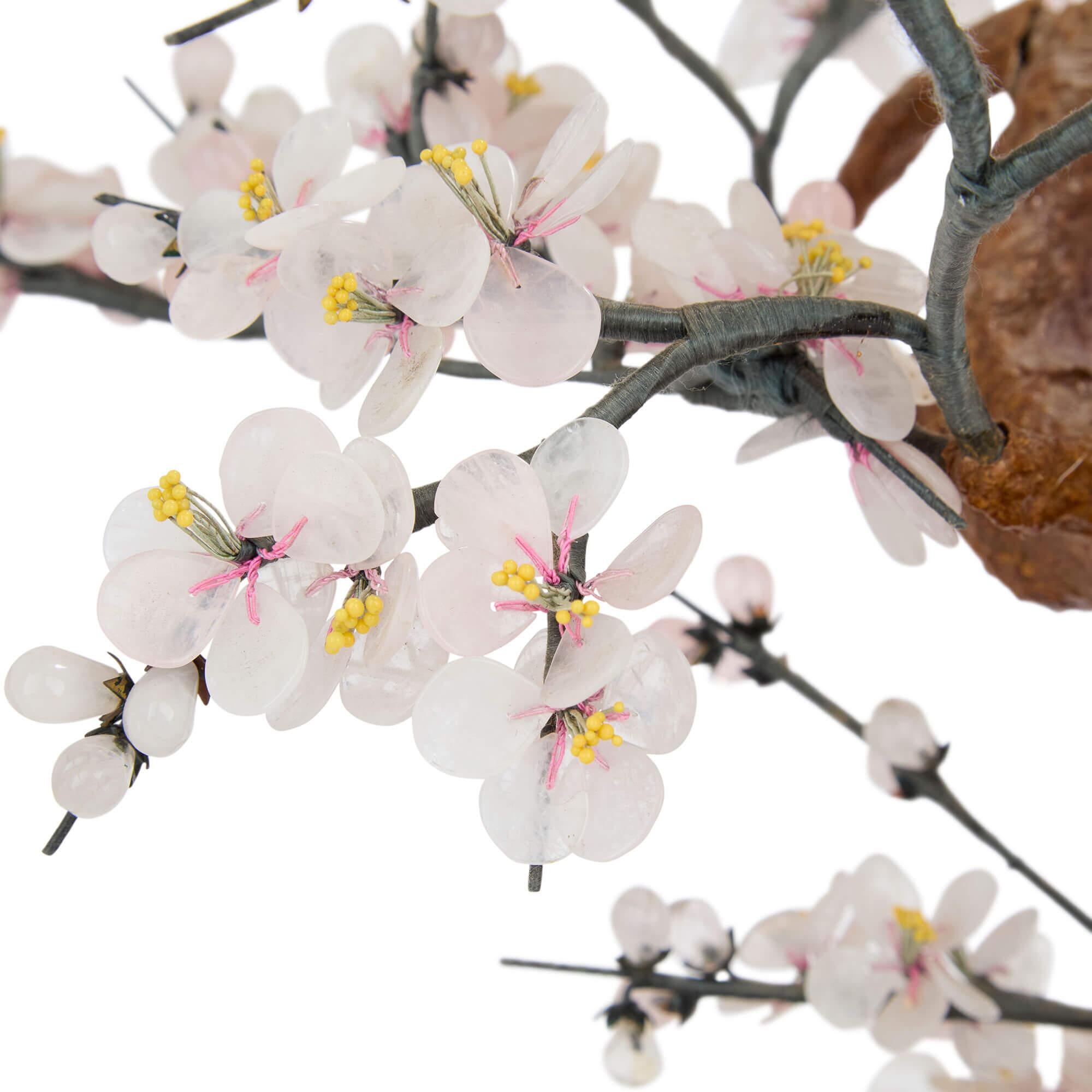 Sculpté Modèle chinois de fleur de cerisier en pierre dure dans une jardinière en émail cloisonné en vente