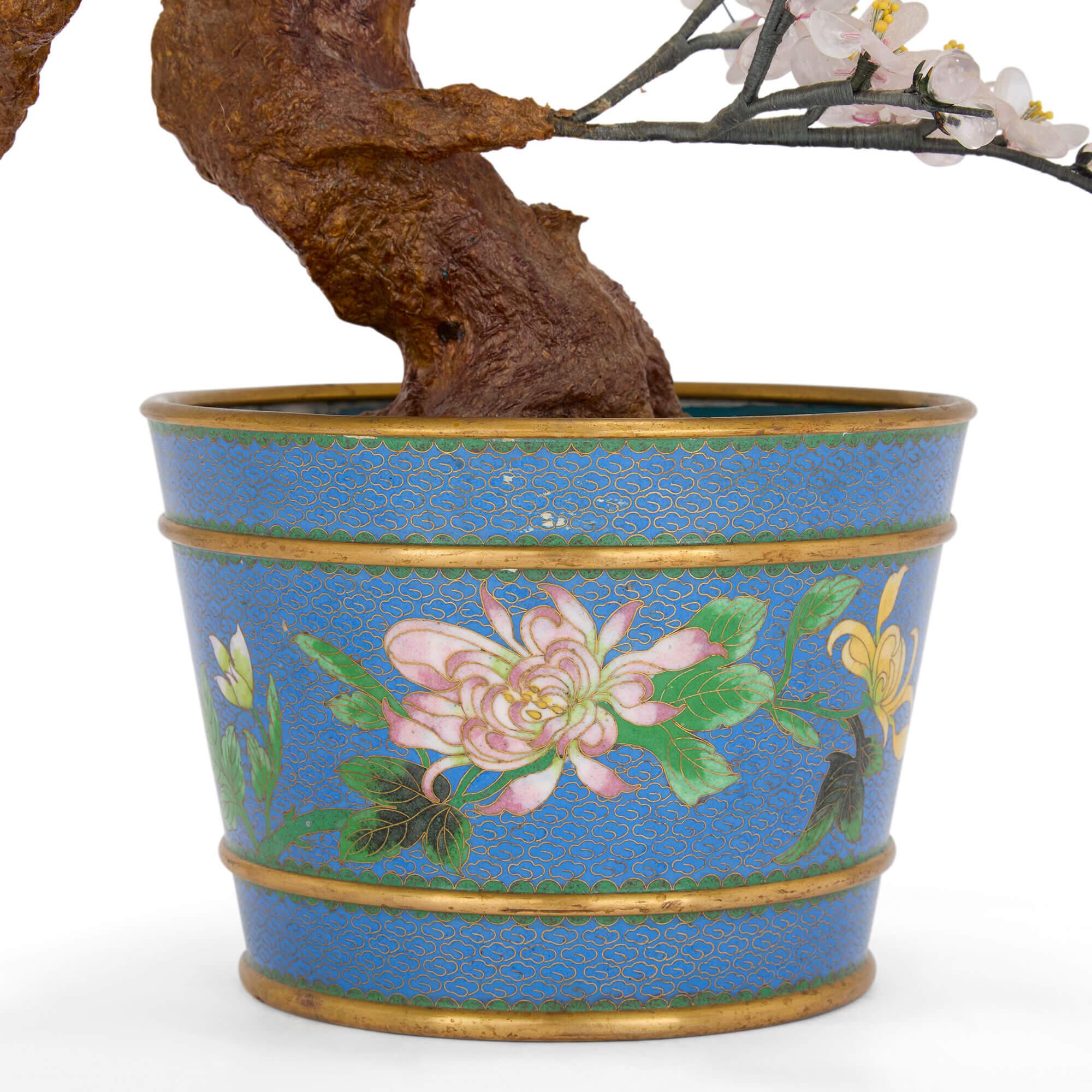 Modèle chinois de fleur de cerisier en pierre dure dans une jardinière en émail cloisonné Bon état - En vente à London, GB