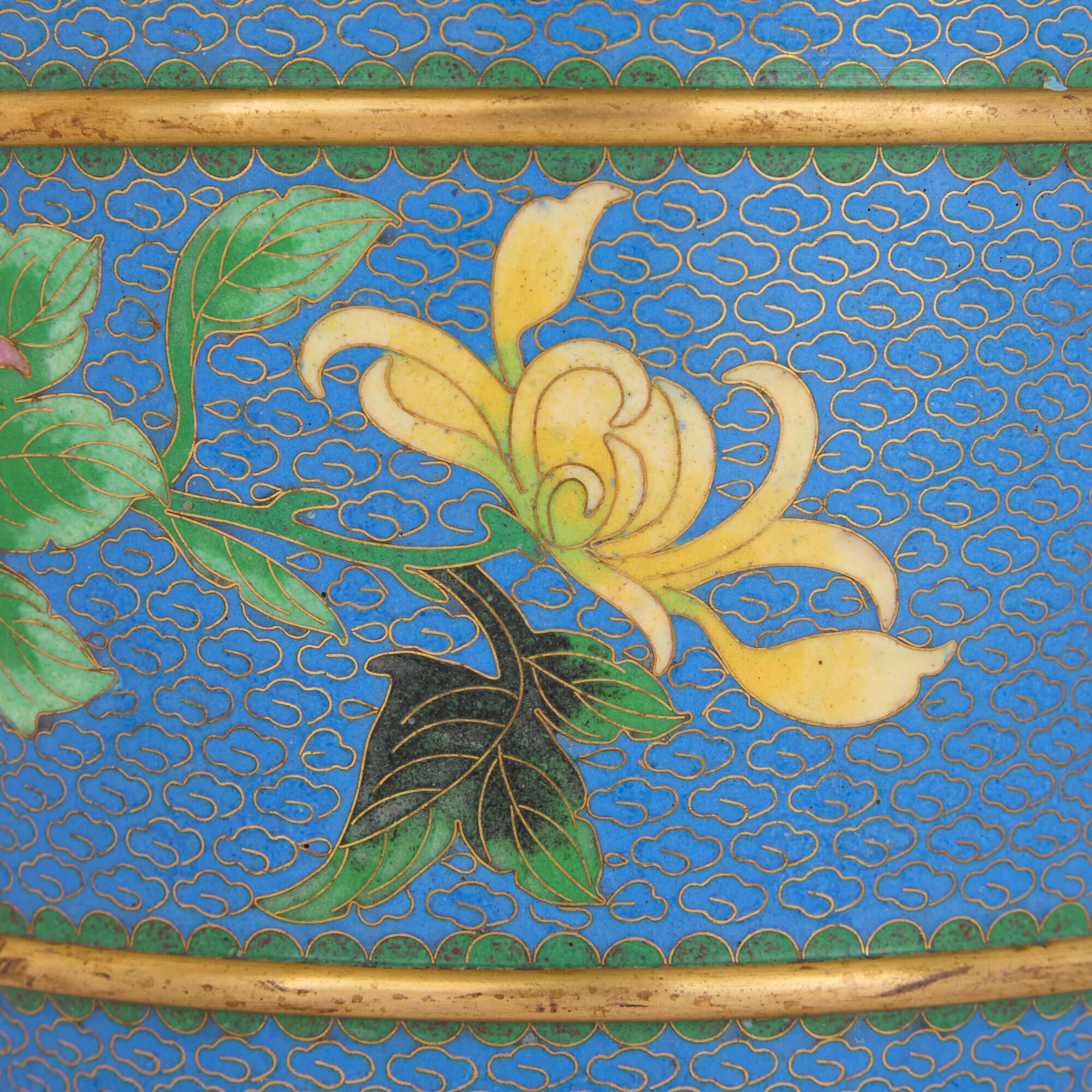 20ième siècle Modèle chinois de fleur de cerisier en pierre dure dans une jardinière en émail cloisonné en vente