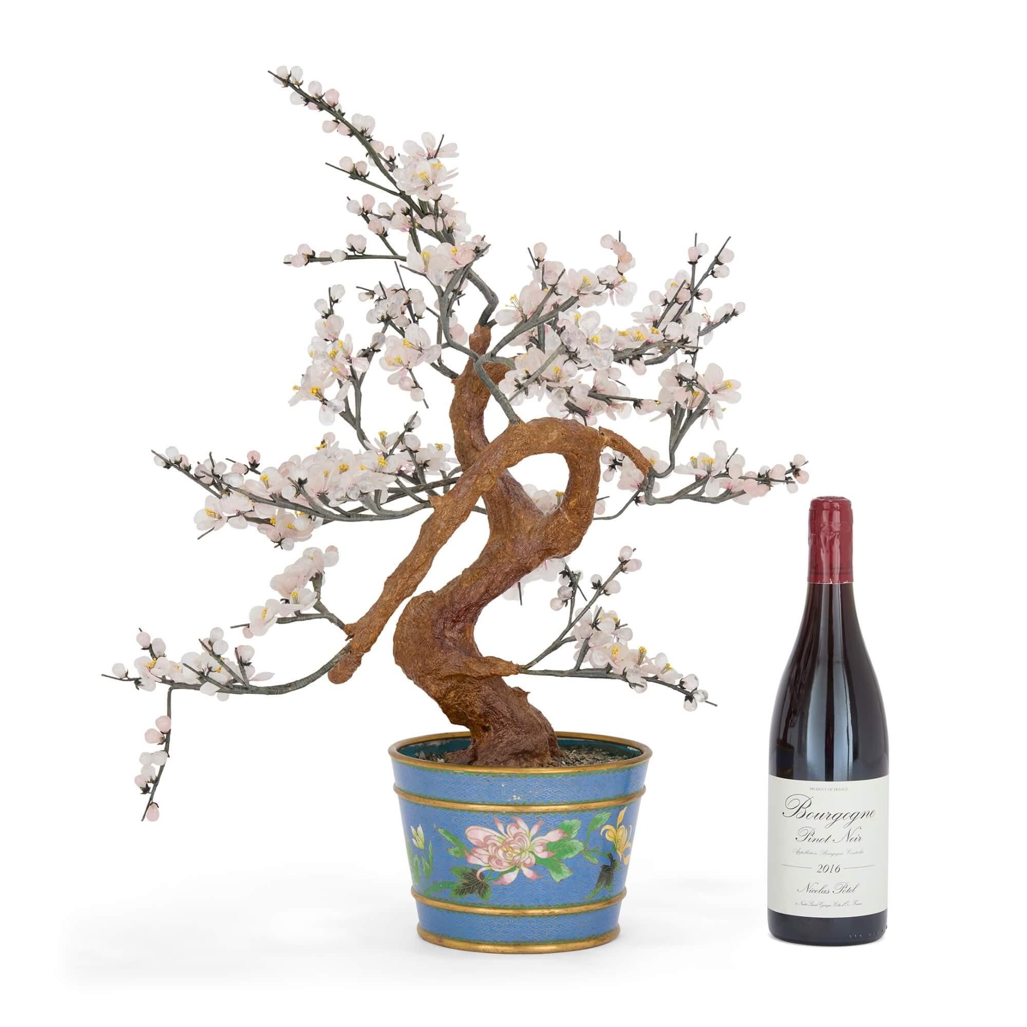 Métal Modèle chinois de fleur de cerisier en pierre dure dans une jardinière en émail cloisonné en vente