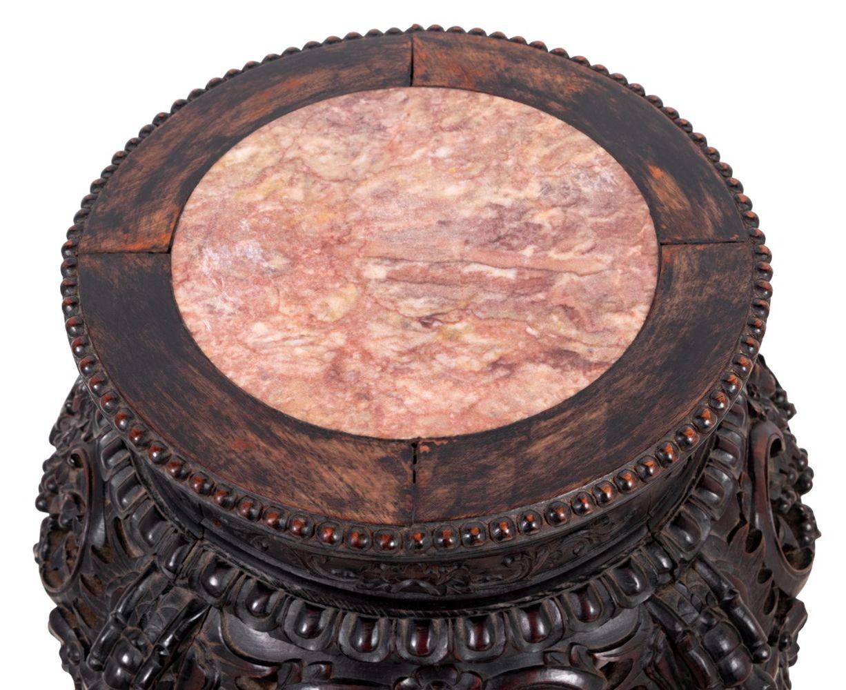 Mesa china de madera dura y mármol con pedestal Qing en venta