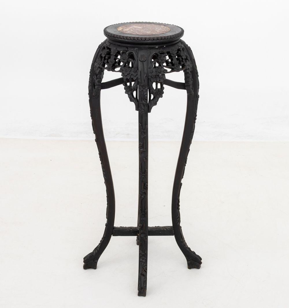 Mesa china de madera dura y mármol con pedestal Qing en venta