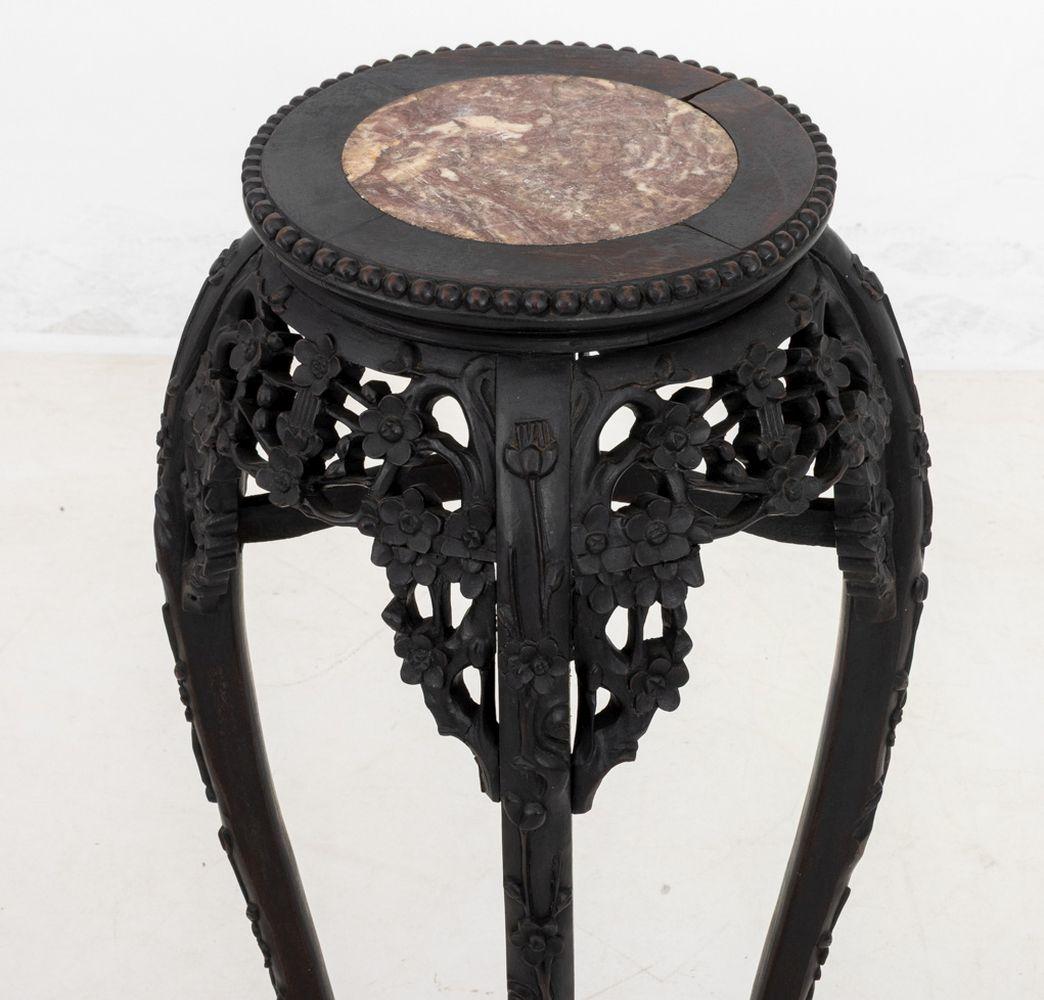 Mesa china de madera dura y mármol con pedestal Chino en venta