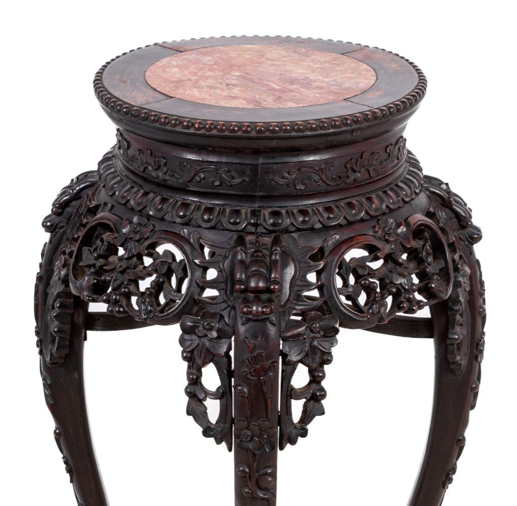 Mesa china de madera dura y mármol con pedestal Tallado en venta