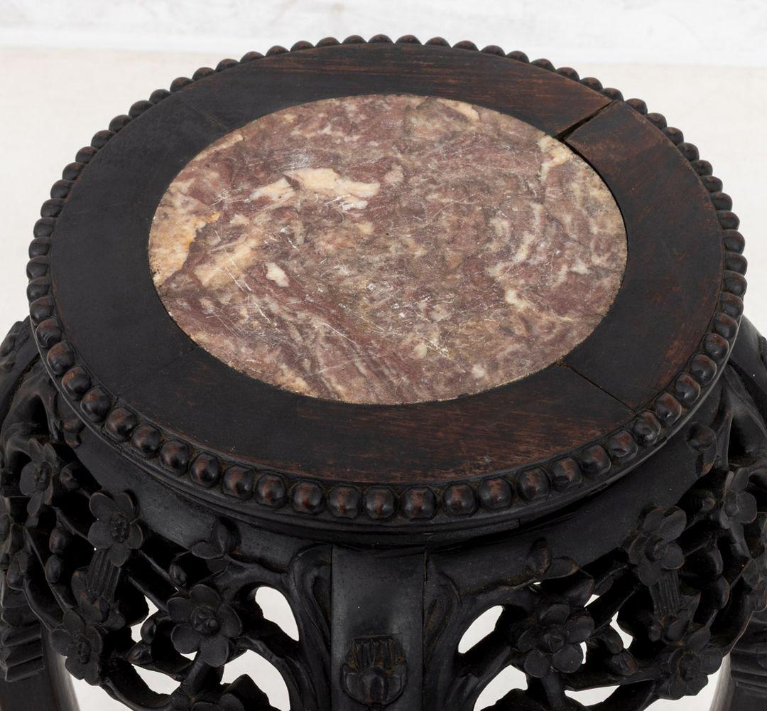 Mesa china de madera dura y mármol con pedestal Tallado en venta