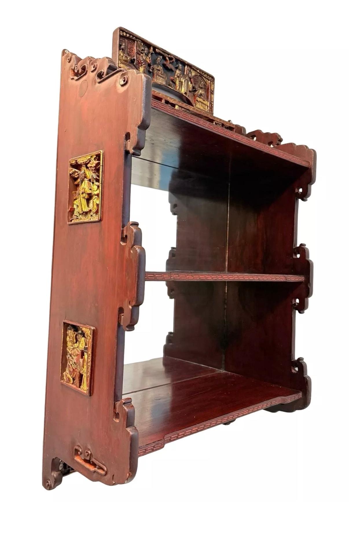 Chinesisches Regal aus Hartholz und geschnitztem Giltwood mit verspiegelter Rückwand 19.C. im Angebot 8
