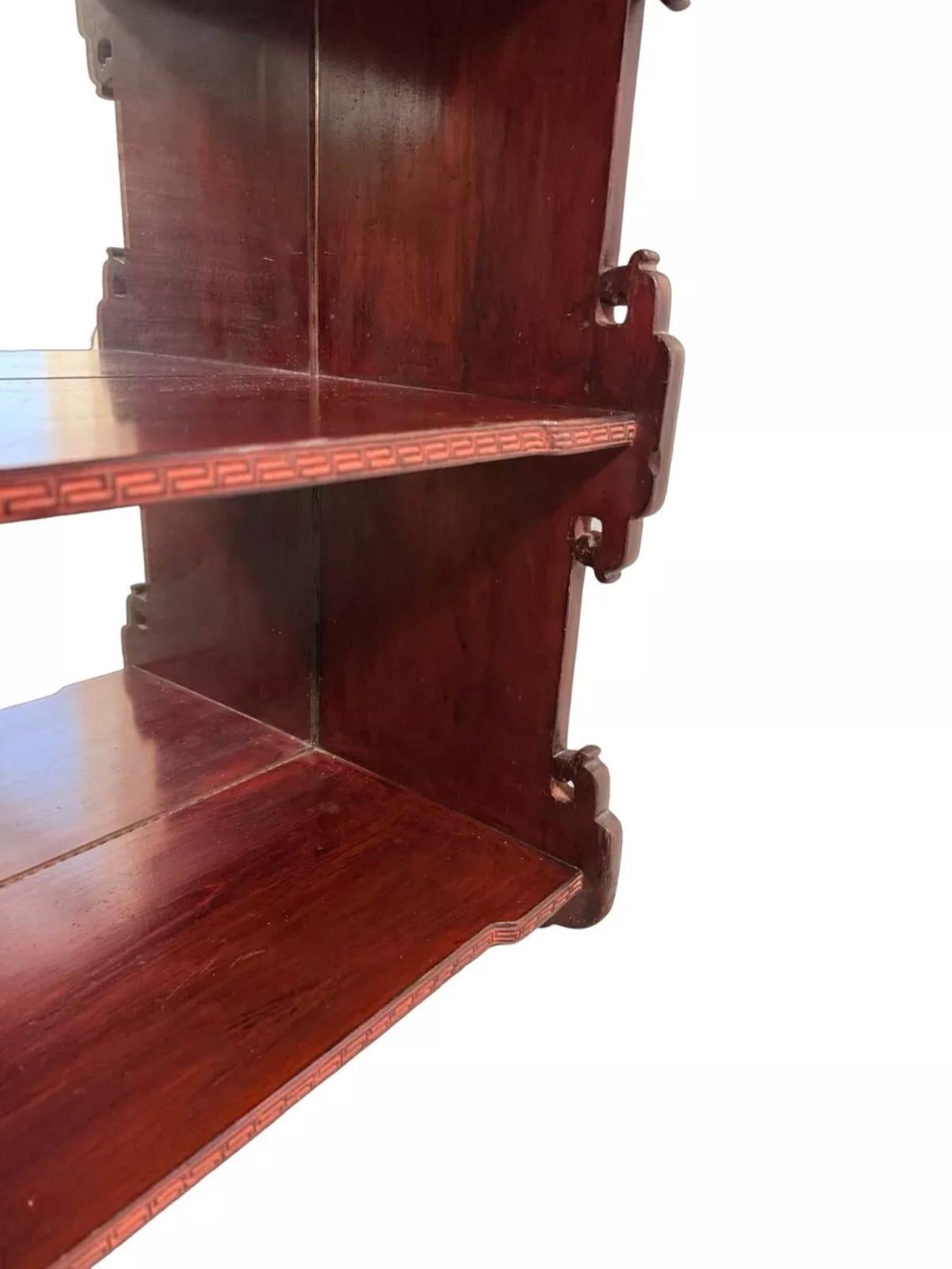Chinesisches Regal aus Hartholz und geschnitztem Giltwood mit verspiegelter Rückwand 19.C. im Angebot 11