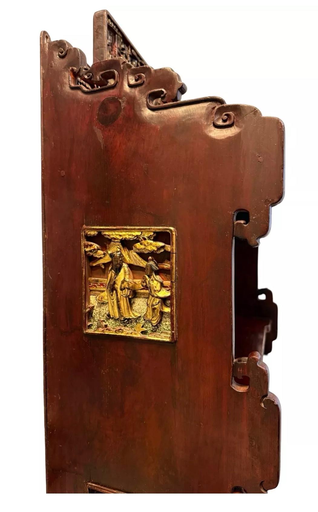 Chinesisches Regal aus Hartholz und geschnitztem Giltwood mit verspiegelter Rückwand 19.C. im Zustand „Gut“ im Angebot in Atlanta, GA