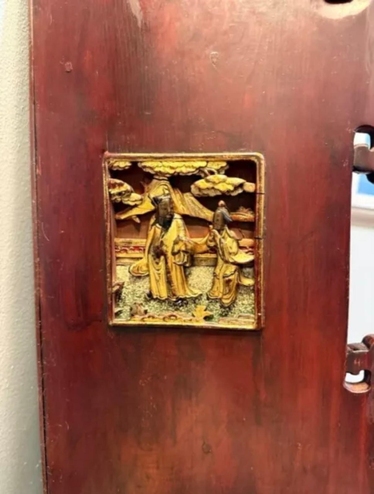 Chinesisches Regal aus Hartholz und geschnitztem Giltwood mit verspiegelter Rückwand 19.C. (19. Jahrhundert) im Angebot