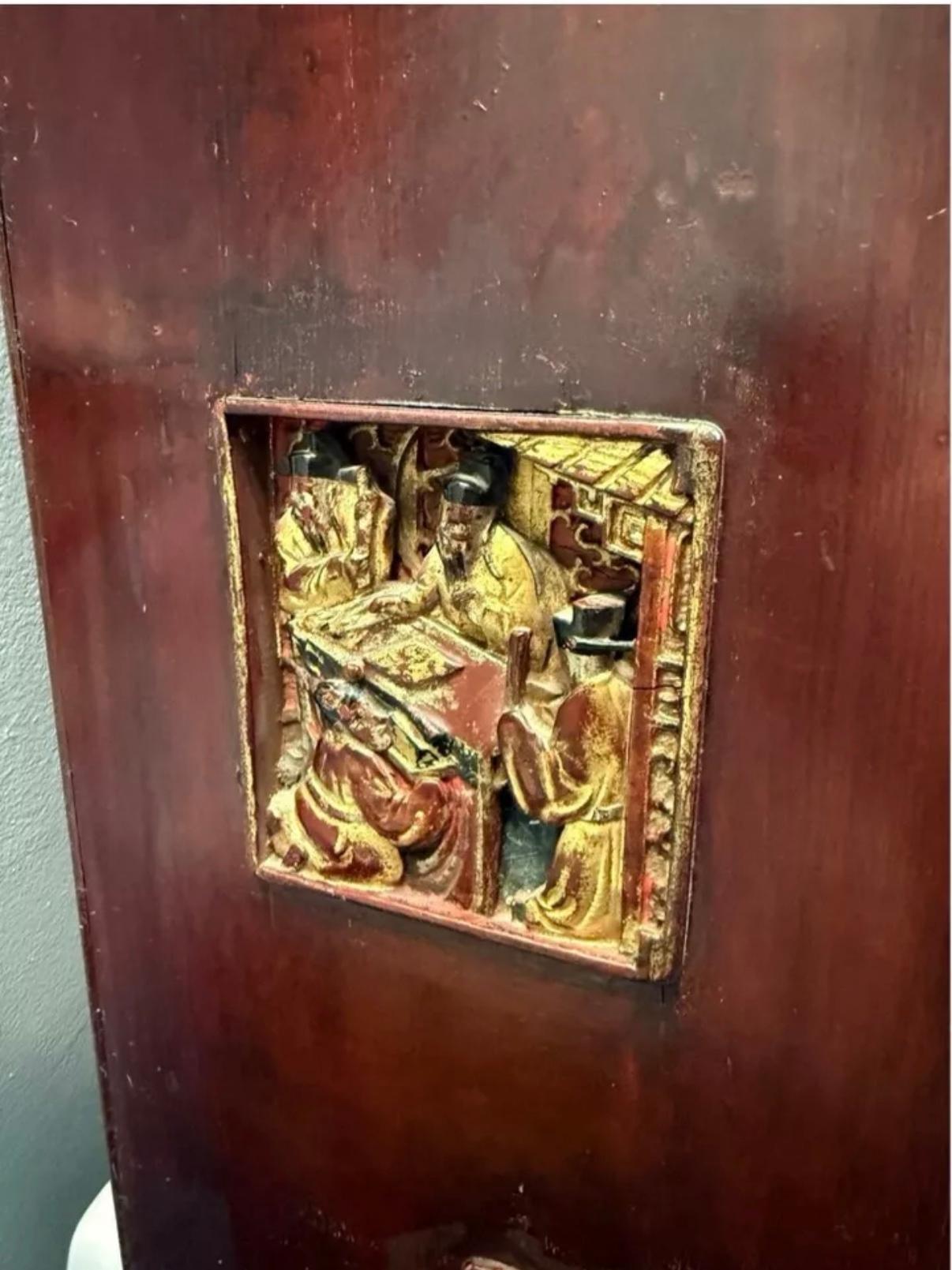 Chinesisches Regal aus Hartholz und geschnitztem Giltwood mit verspiegelter Rückwand 19.C. (Spiegel) im Angebot