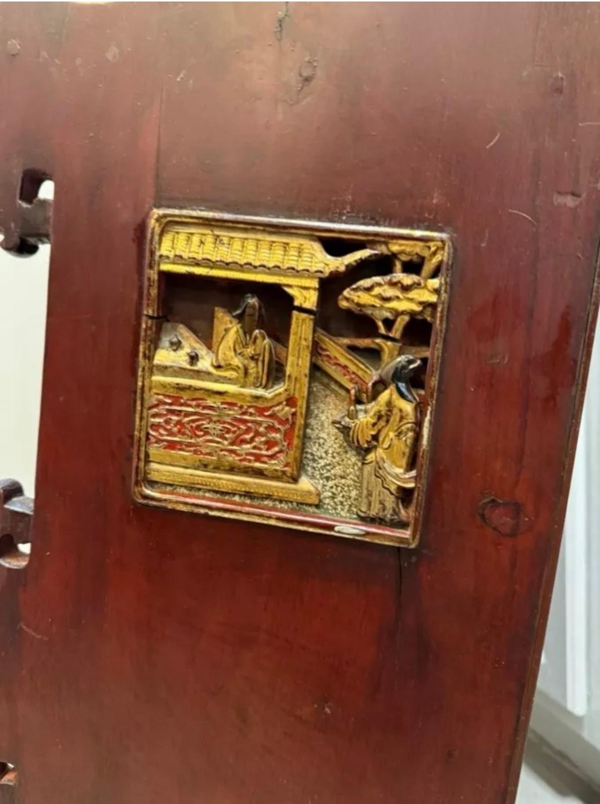 Chinesisches Regal aus Hartholz und geschnitztem Giltwood mit verspiegelter Rückwand 19.C. im Angebot 3