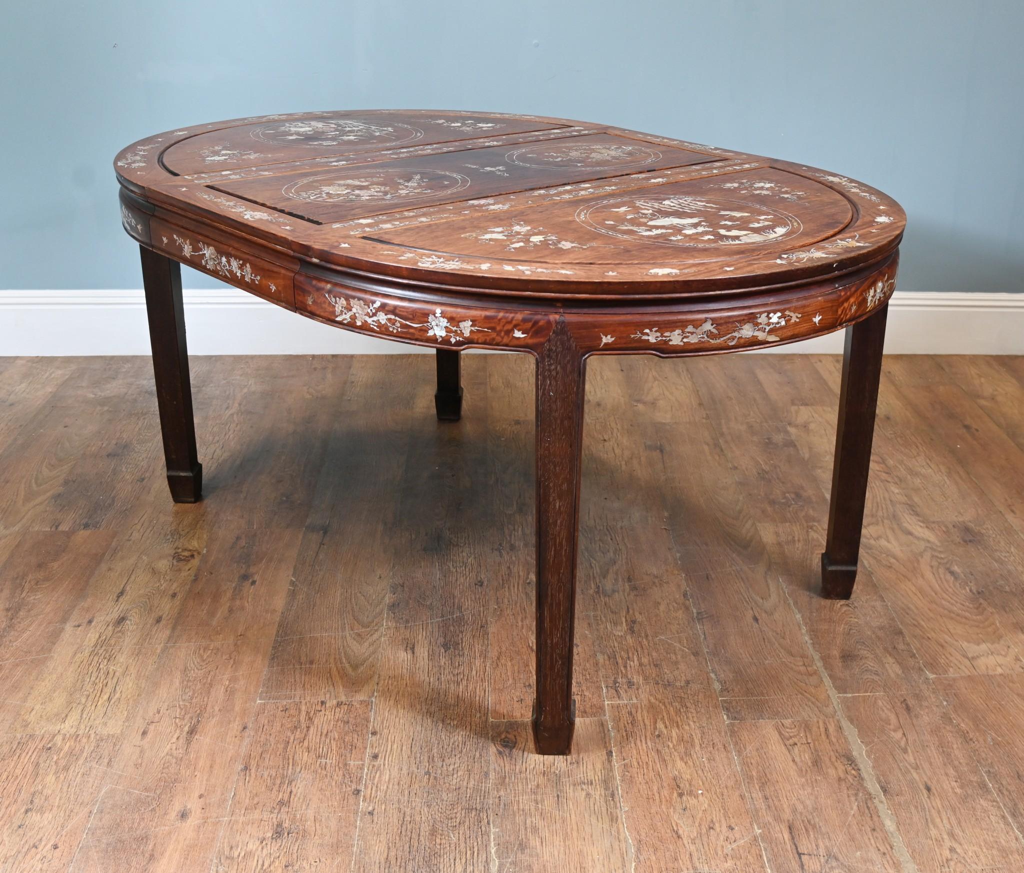Table à manger chinoise en bois dur incrustation de nacre intérieurs asiatiques 1920 en vente 6