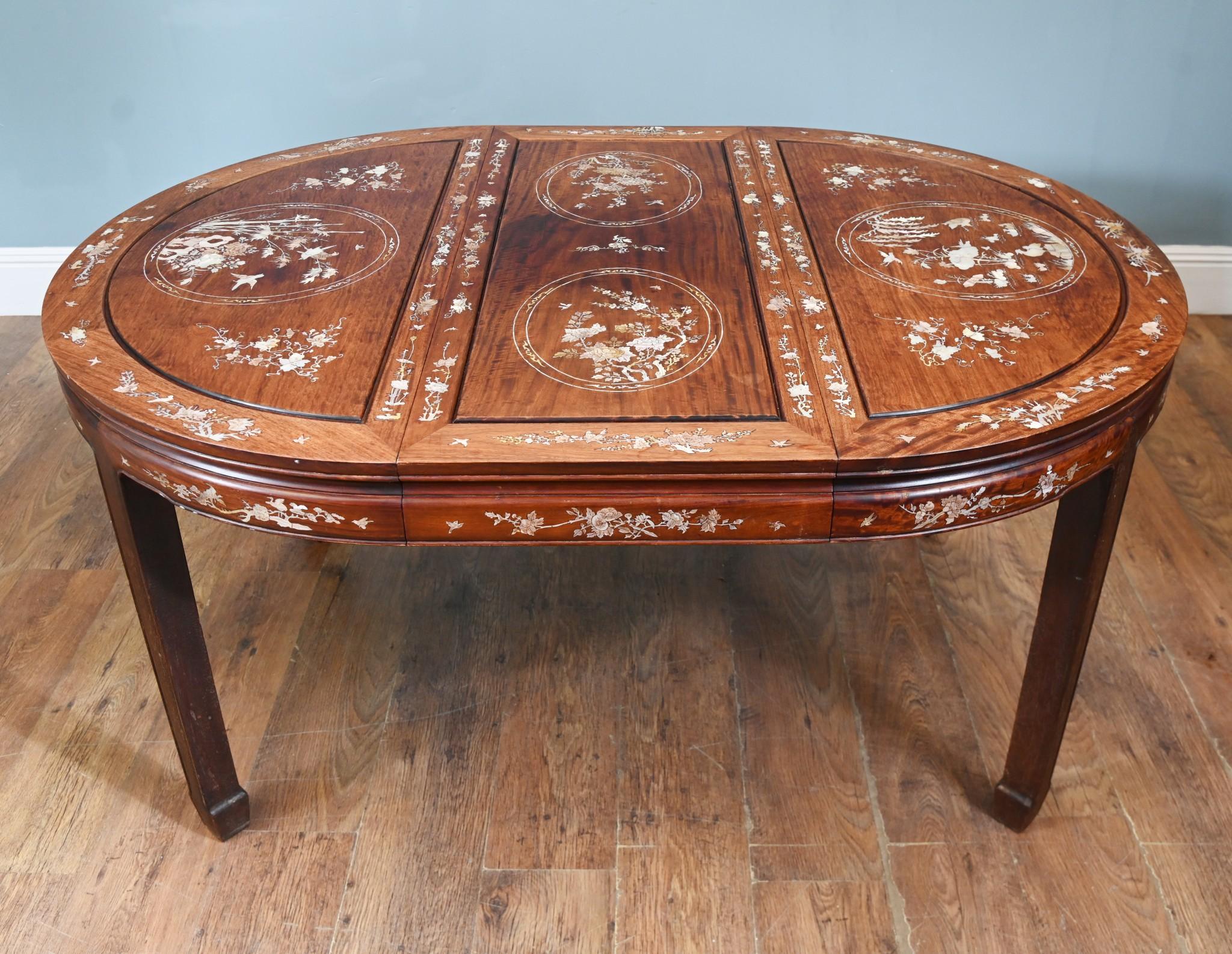 Table à manger chinoise en bois dur incrustation de nacre intérieurs asiatiques 1920 en vente 7