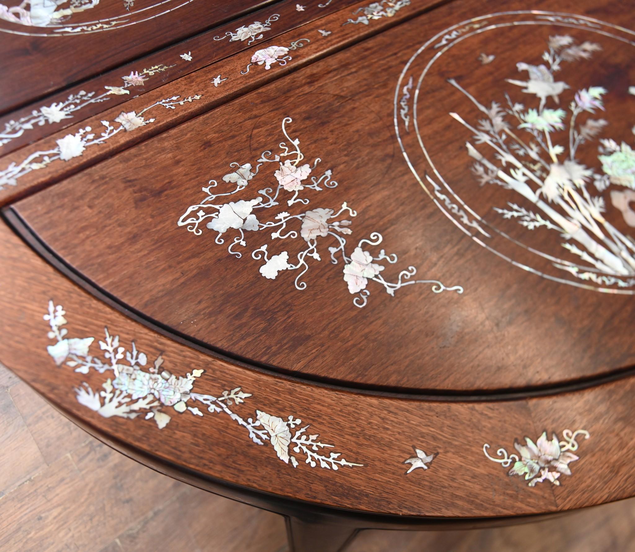 Grande table de salle à manger en bois dur de Chine pouvant accueillir 8 personnes, avec deux plateaux amovibles Marqueterie de nacre très complexe et artisanale
Circa 1920
Acheté lors d'une vente privée à Hyde Park, à Londres.
Offert en grande