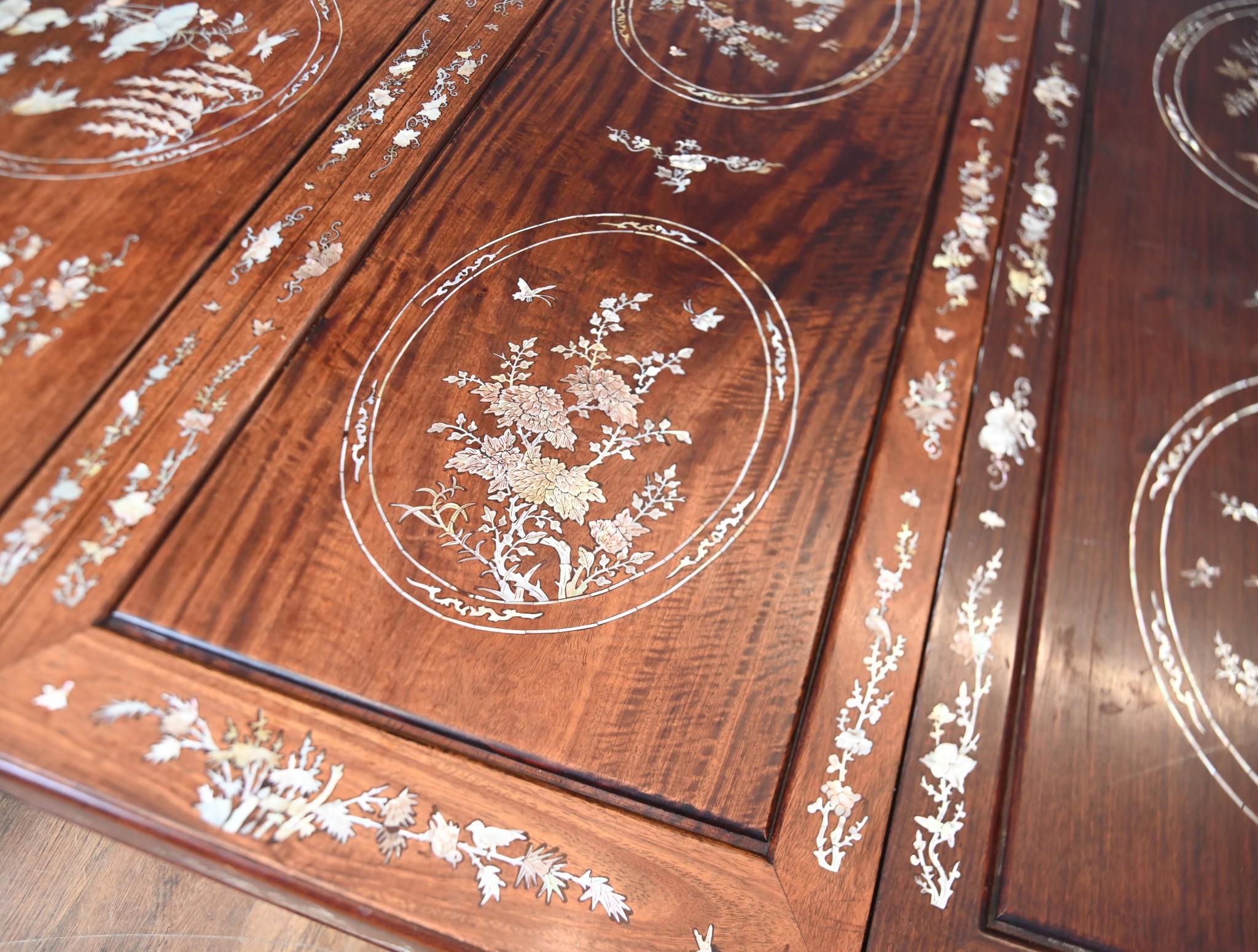 Table à manger chinoise en bois dur incrustation de nacre intérieurs asiatiques 1920 Bon état - En vente à Potters Bar, GB