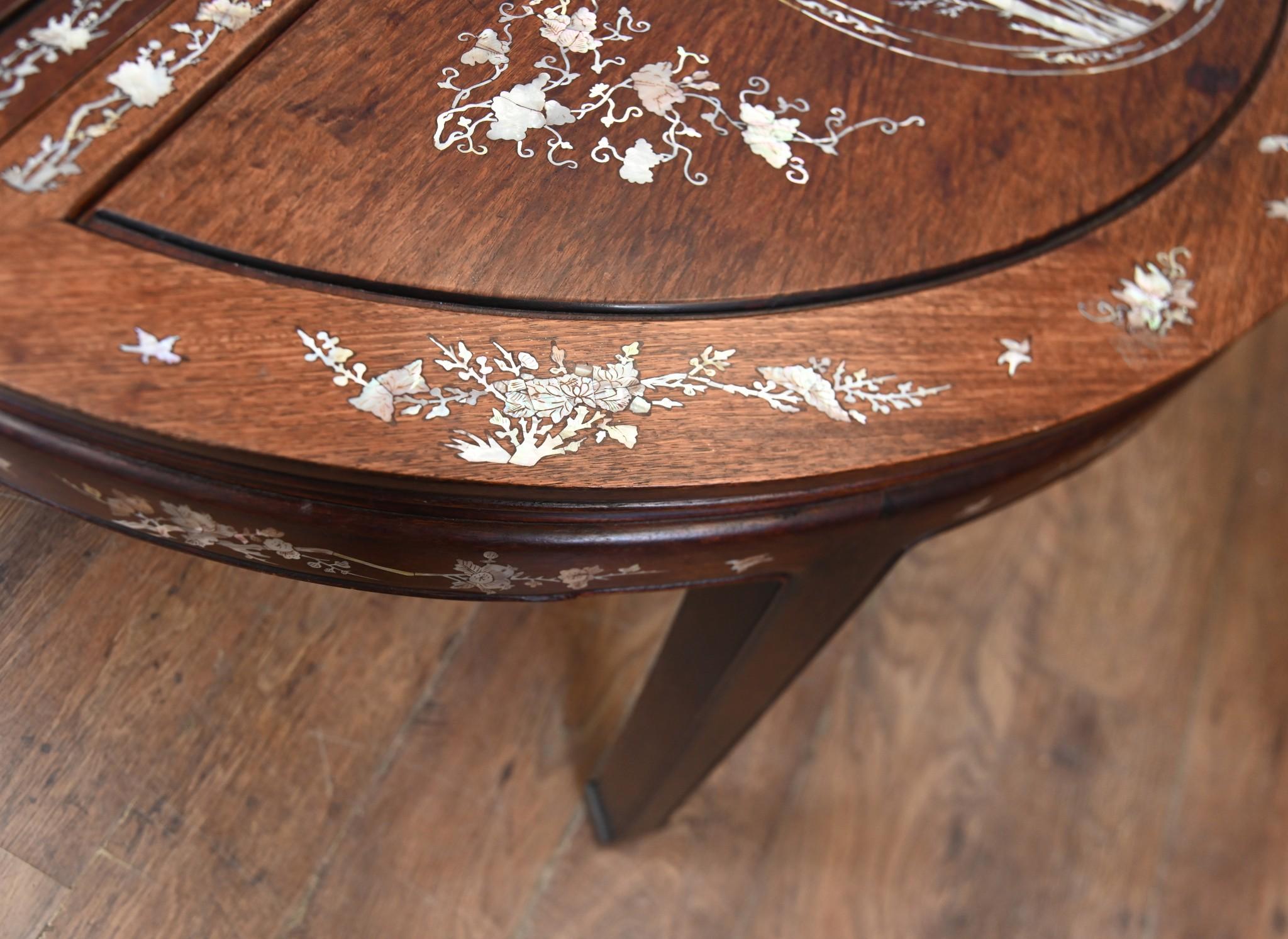 Début du 20ème siècle Table à manger chinoise en bois dur incrustation de nacre intérieurs asiatiques 1920 en vente