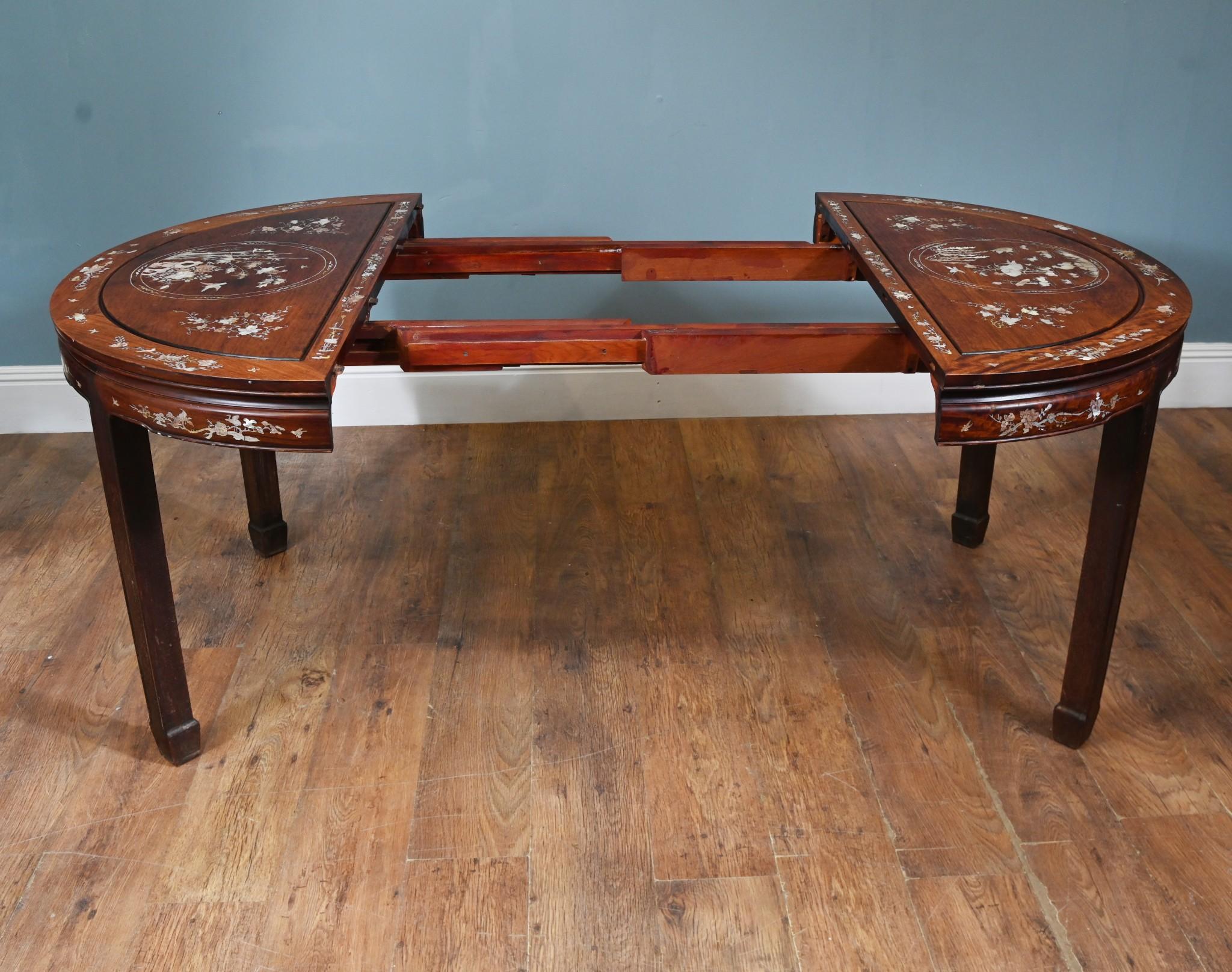 Bois de feuillus Table à manger chinoise en bois dur incrustation de nacre intérieurs asiatiques 1920 en vente