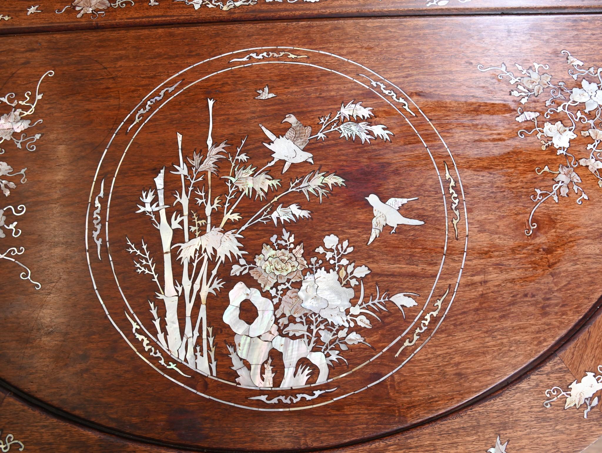 Table à manger chinoise en bois dur incrustation de nacre intérieurs asiatiques 1920 en vente 1