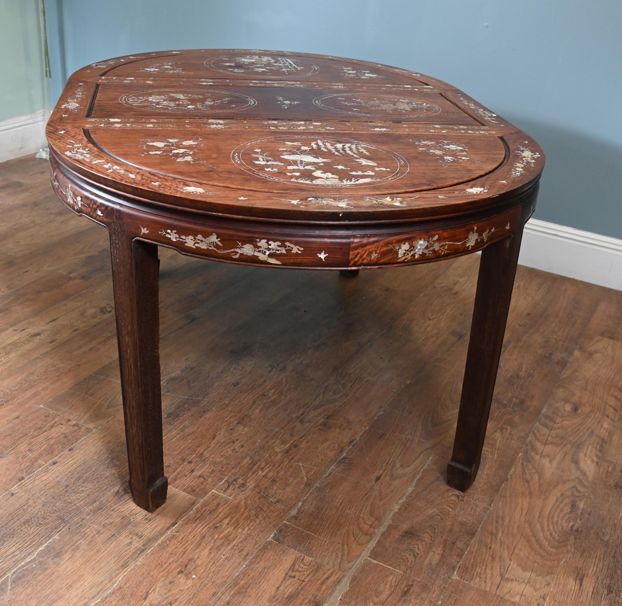 Table à manger chinoise en bois dur incrustation de nacre intérieurs asiatiques 1920 en vente 4
