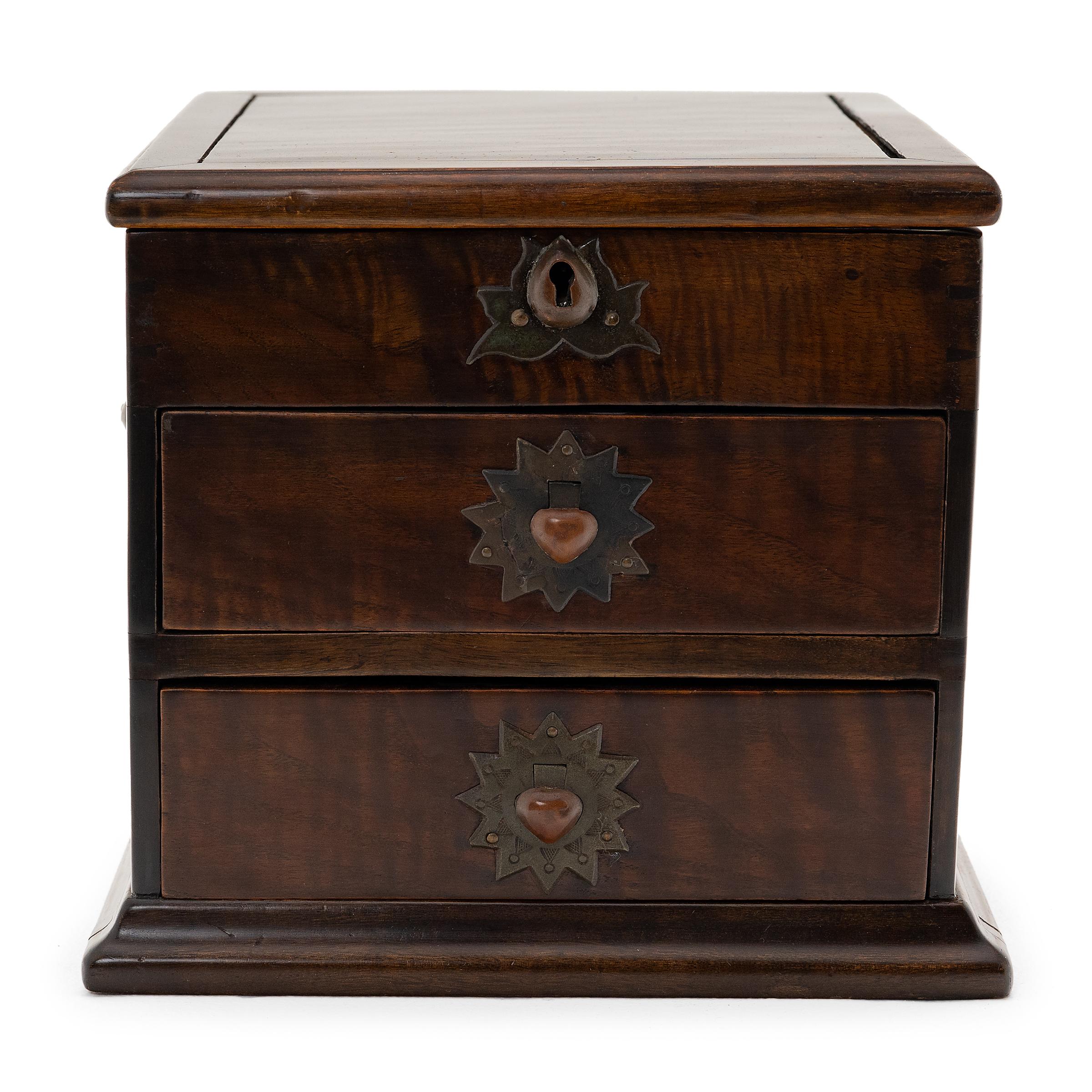 Este joyero chino data de mediados del siglo XIX y lo habría utilizado una mujer de la dinastía Qing para guardar sus joyas favoritas; cada cajón estaba lleno de jades, perlas, collares de coral y horquillas para el pelo. Fabricado en madera noble,